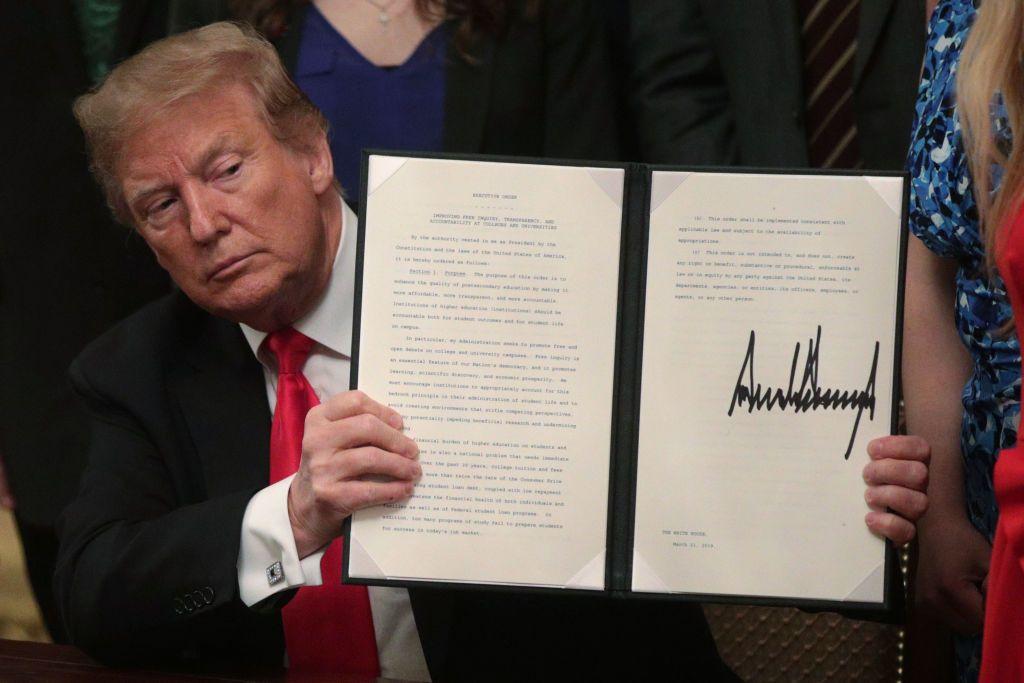 صورة تضخيمية لترامب التقطت من زاوية سفلية ليبدو كأنه واقفا مثل ناطحة السحاب - Getty Images