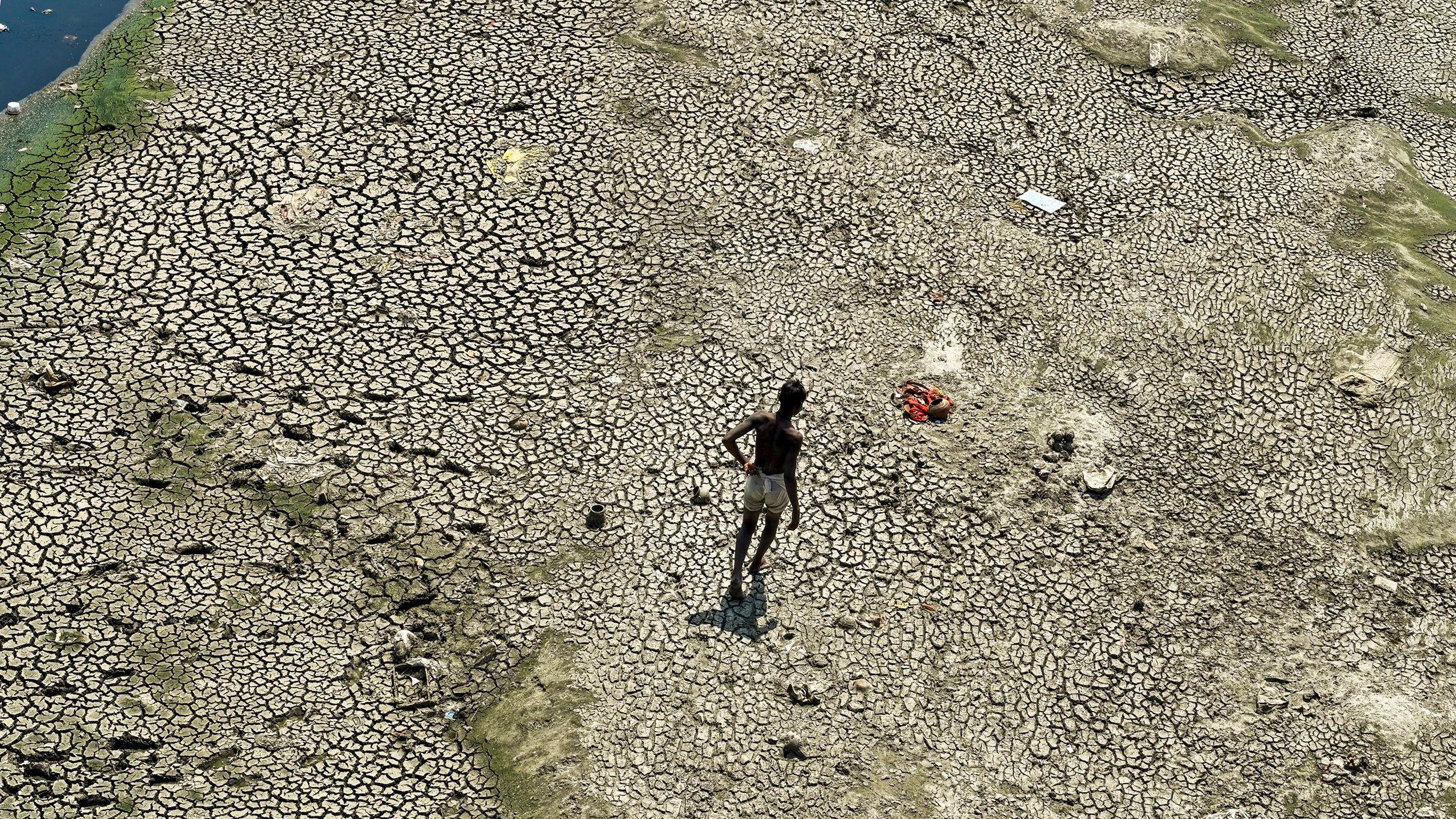 قاع النهر ظاهر، ولم يشهد نهر يامونا جفافًا إلا من خلال جدول صغير يتدفق عبر سد نهر إيست أو، في ٢٦ مارس ٢٠٢٥ في نيودلهي، الهند. كان تنظيف نهر يامونا محور أجندة حكومة حزب بهاراتيا جاناتا الجديدة. - Getty Images