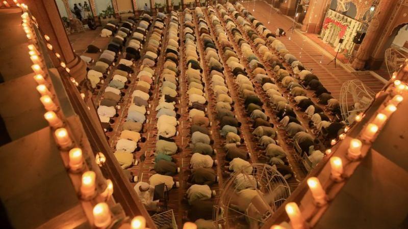 يحتفل المسلمون بعيد الفطر في الأول من شهر شوال من كل عام وفق التقويم الهجري. - EPA