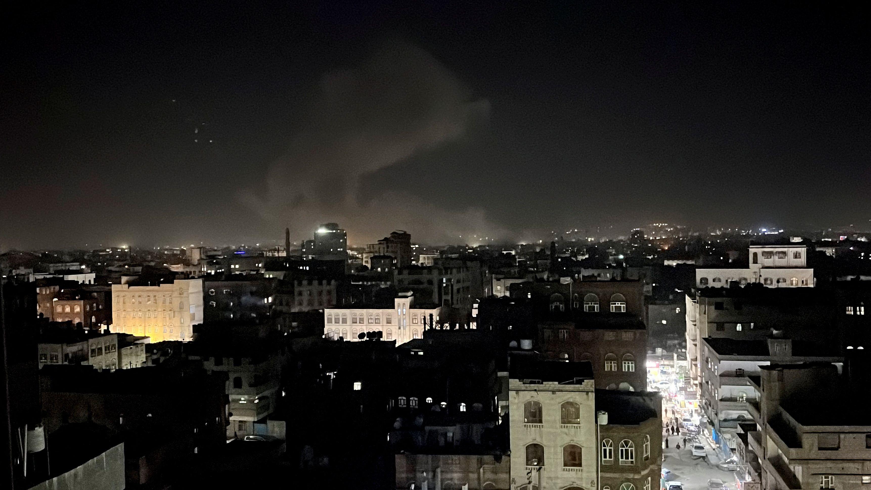 دخان متصاعد من من موقع غارة جوية في صنعاء في 28 مارس/آذار 2025 - Reuters