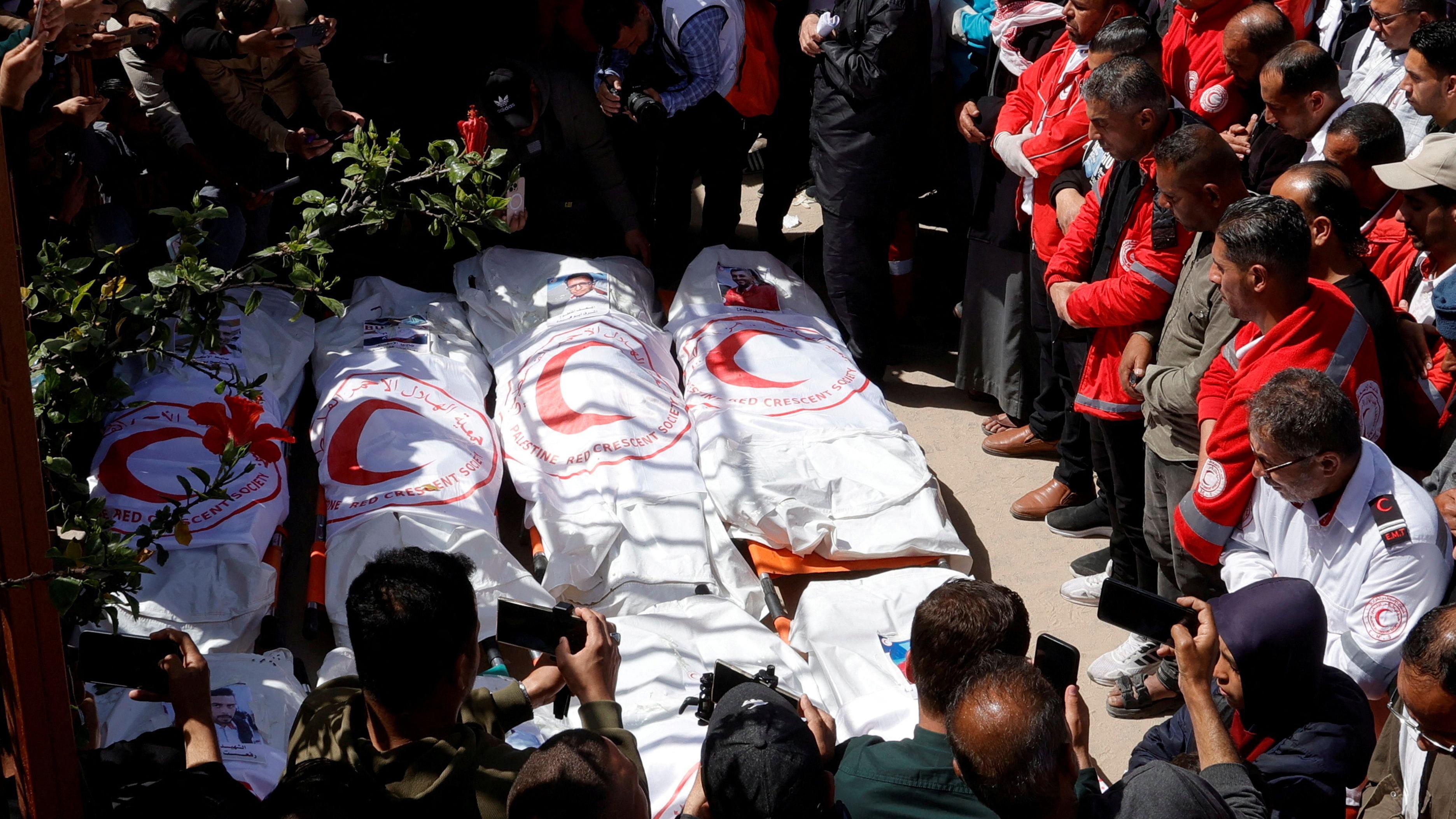 غزيون يصلون على المسعفين الذين تعرضوا لإطلاق نار إسرائيلي أثناء مهمة إنقاذ في خان يونس - Reuters