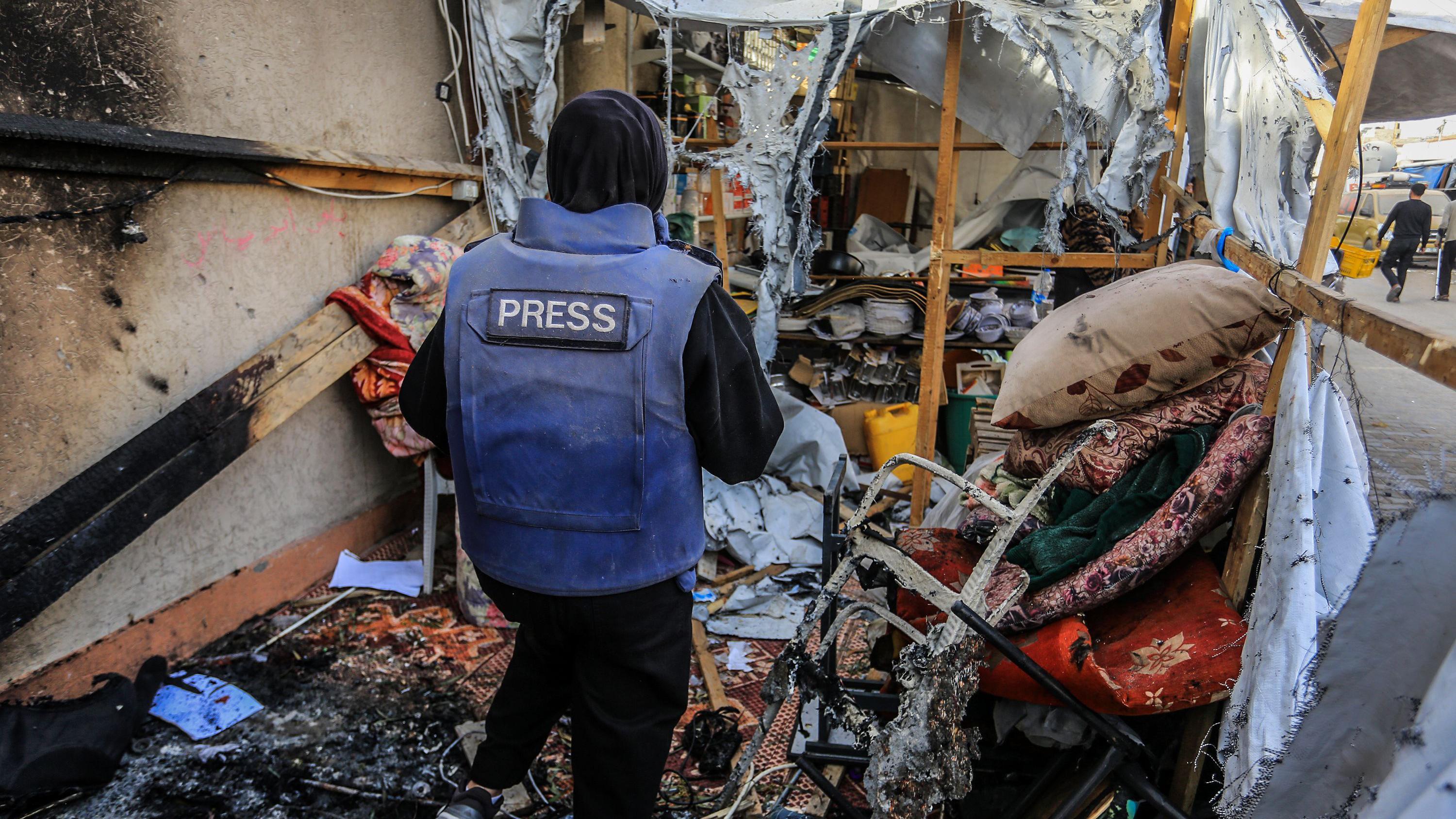 صحفية تنظر داخل خيمة متضررة بعد استهداف الجيش الإسرائيلي لها في مجمع ناصر الطبي في خان يونس - Getty Images