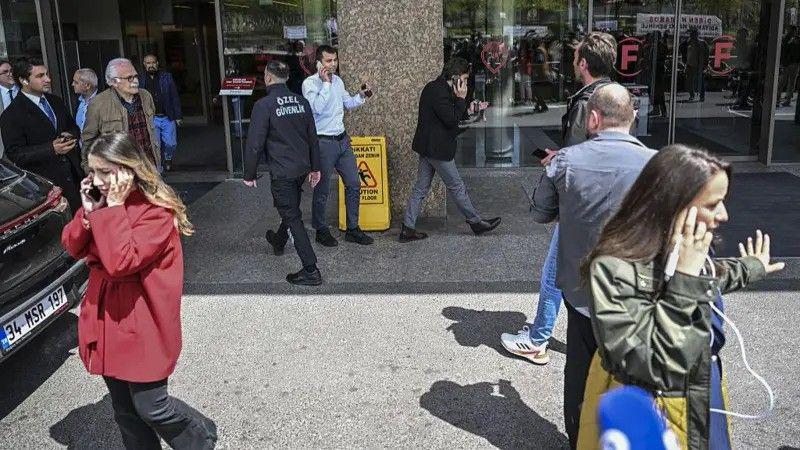 صورة تظهر أشخاصاً تبدو عليهم علامات الصدمة والقلق بعد زلزال ضرب إسطنبول. - Getty Images