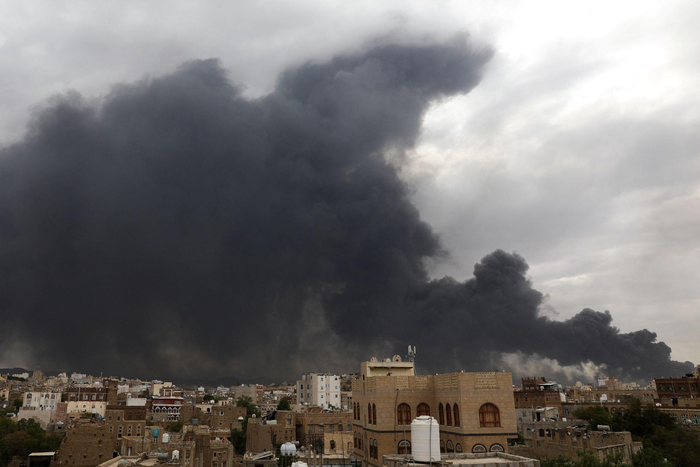 دخان متصاعد جراء قصف إسرائيلي على اليمن - Reuters