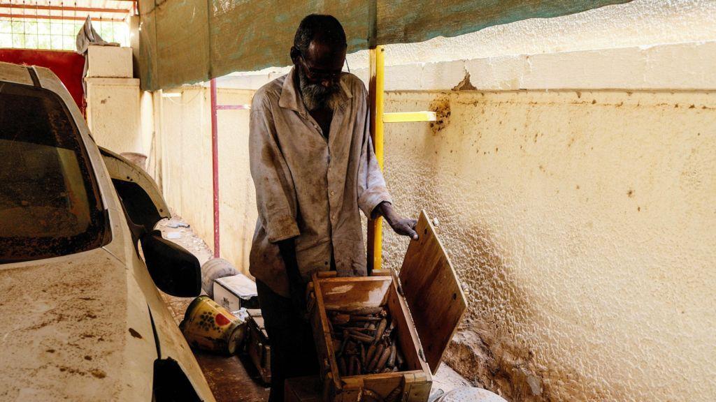 رجل سوداني يعرض صندوق ذخائر عثر عليه في مدرسة بالعاصمة السودانية الخرطوم - Reuters