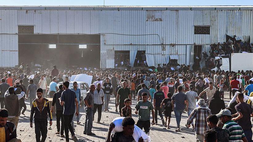 اقتحام مستودع للأمم المتحدة في غزة - Getty Images