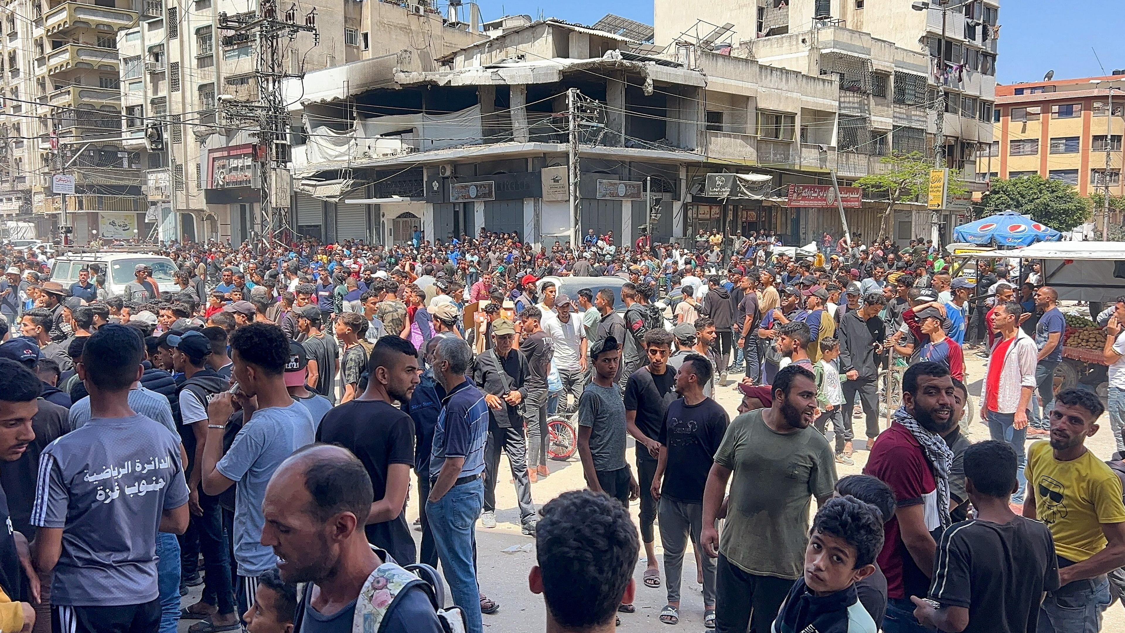 غزيون بانتظار المساعدات - Reuters