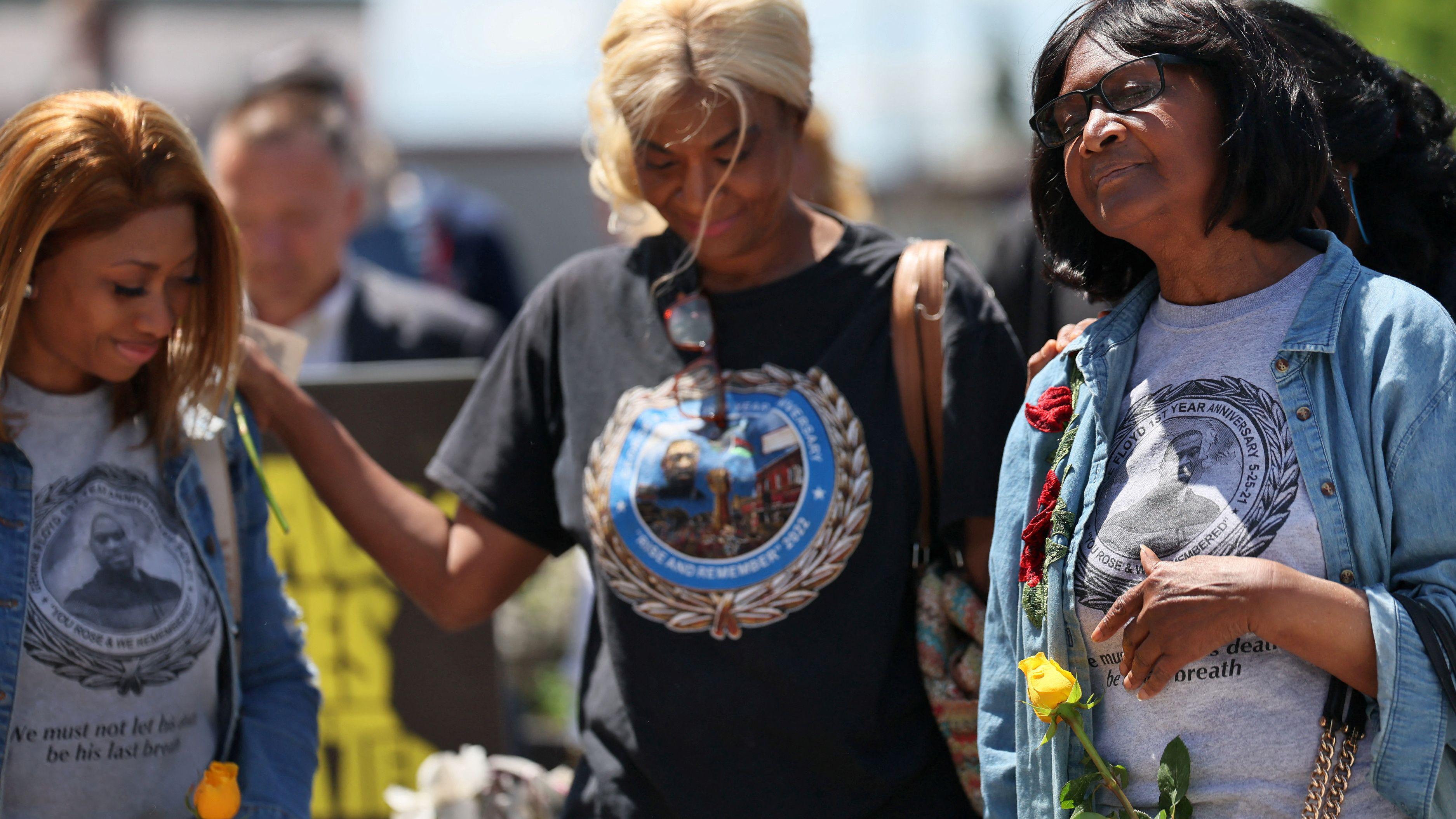 تجمع أفراد من عائلة جورج فلويد في موقع تذكاري لفلويد - Reuters