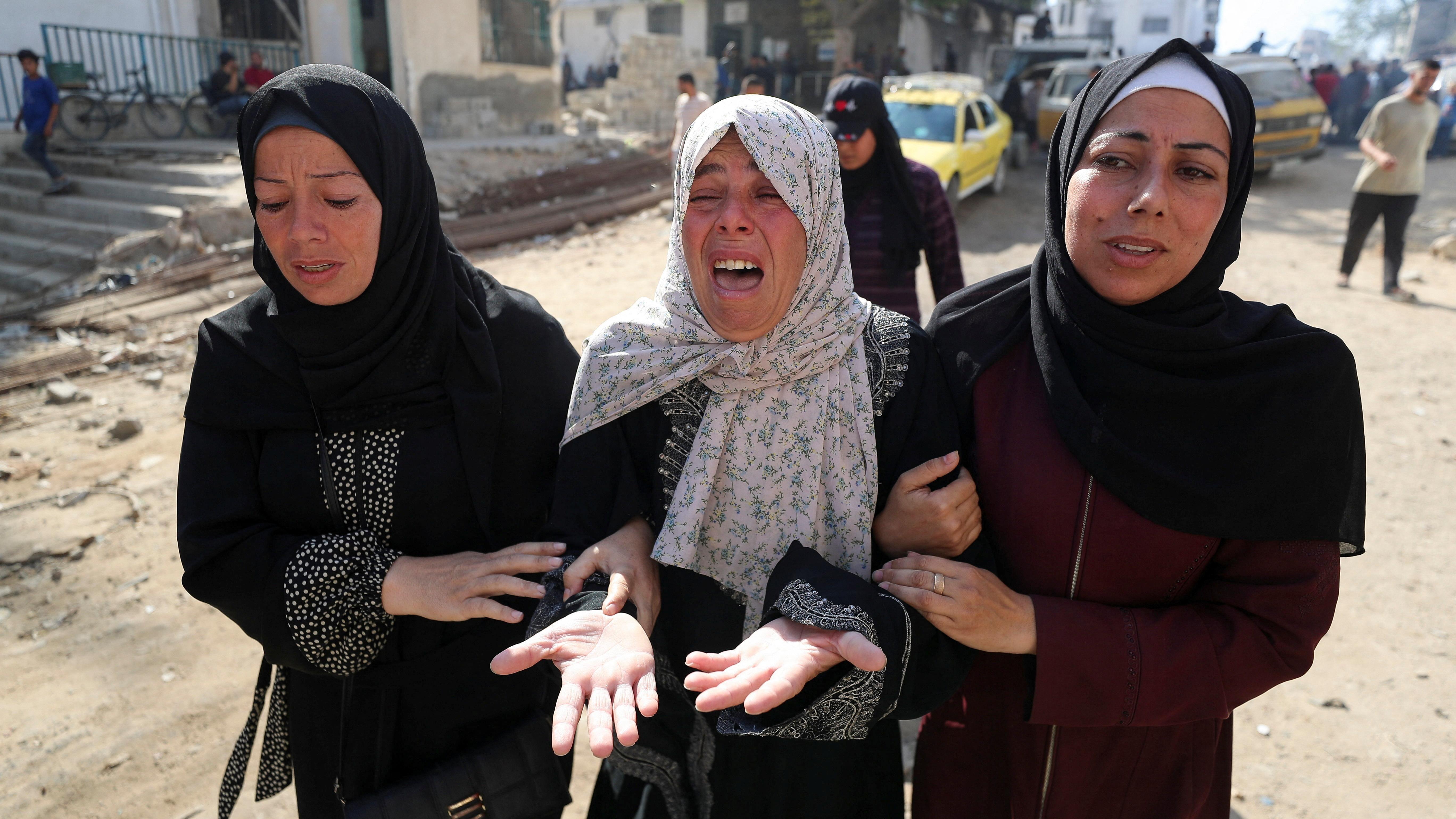 نساء خلال جنازة فلسطينيين قُتلوا يوم الجمعة في غارات جوية إسرائيلية، وفقاً لوزارة الصحة في غزة، في مستشفى الشفاء في مدينة غزة، 28 يونيو 2025. رويترز/محمود عيسى - Reuters
