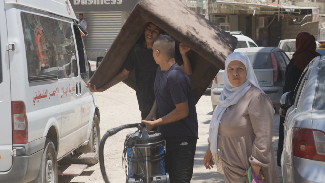 نازحون فلسطينيون في مخيم طولكرم - BBC