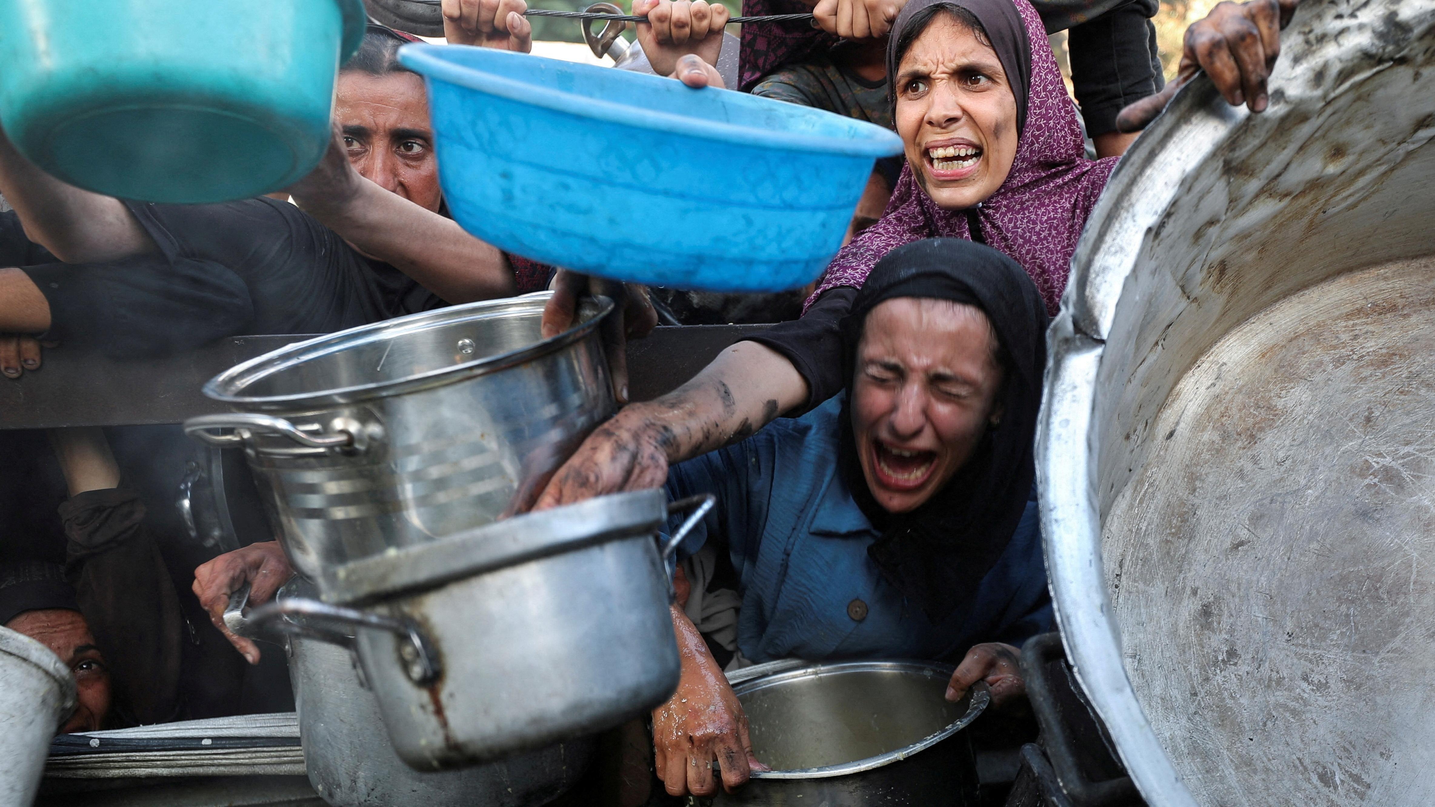 سيدات في غزة يحاولن الحصول على مساعدات غذائية - Reuters