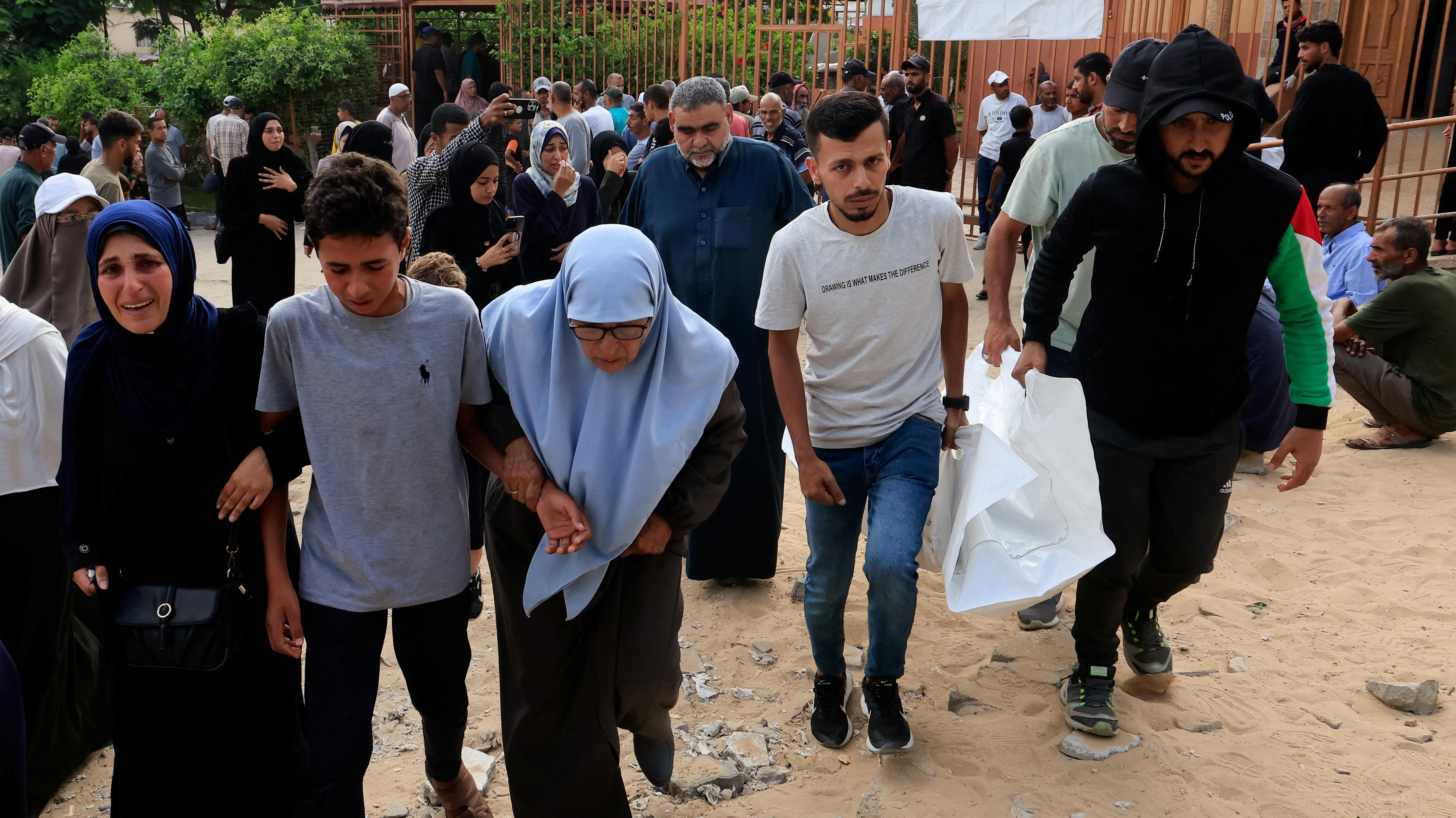 يتفاعل المشيعون خلال جنازة الفلسطينيين الذين قتلوا في الغارات الإسرائيلية الصباحية على الخيام التي تؤوي النازحين، وفقًا للمسعفين، في مستشفى ناصر في خان يونس، جنوب قطاع غزة. - Reuters