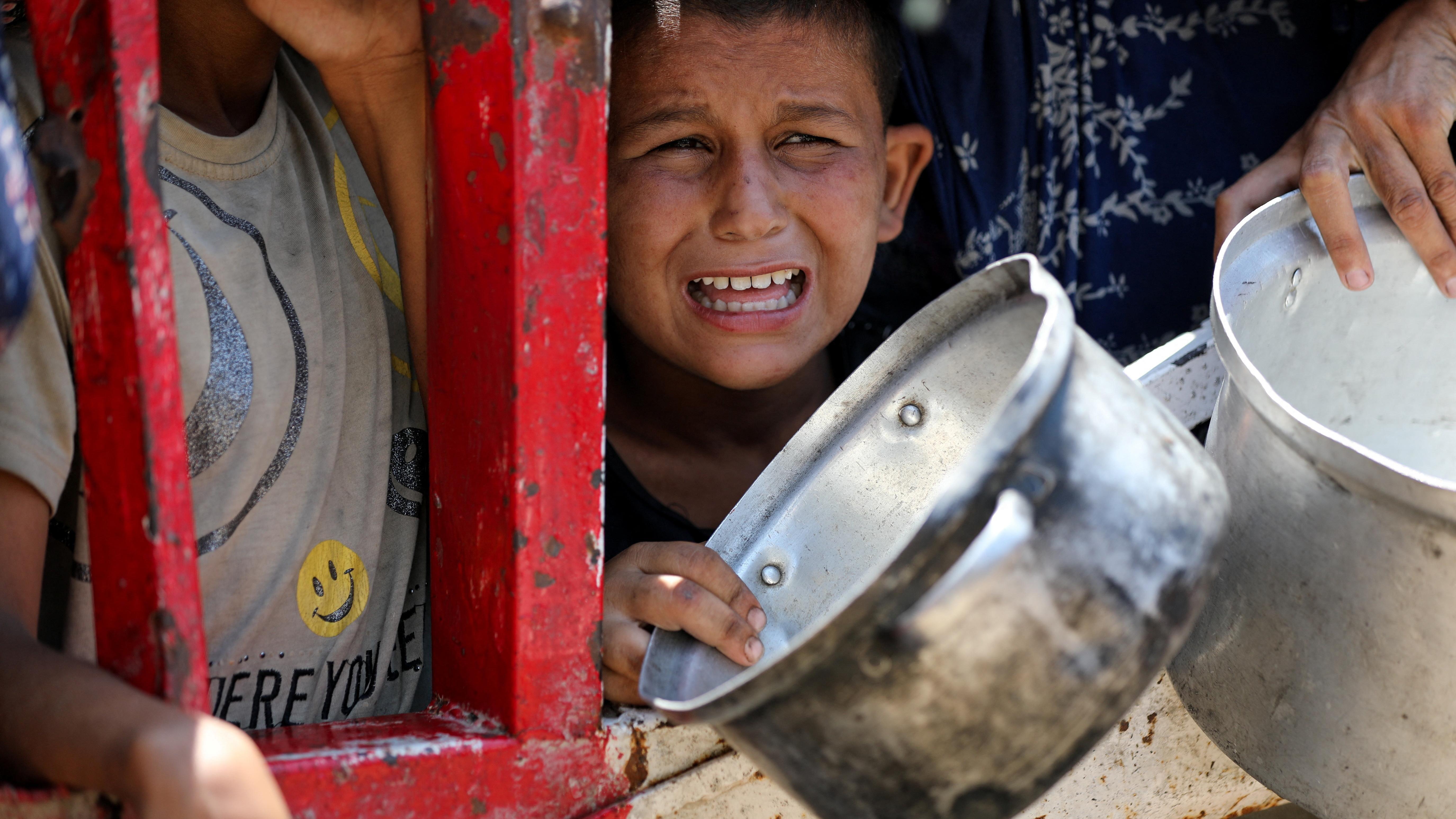 طفل يبكي ويطلب الحصول على طعام - Reuters