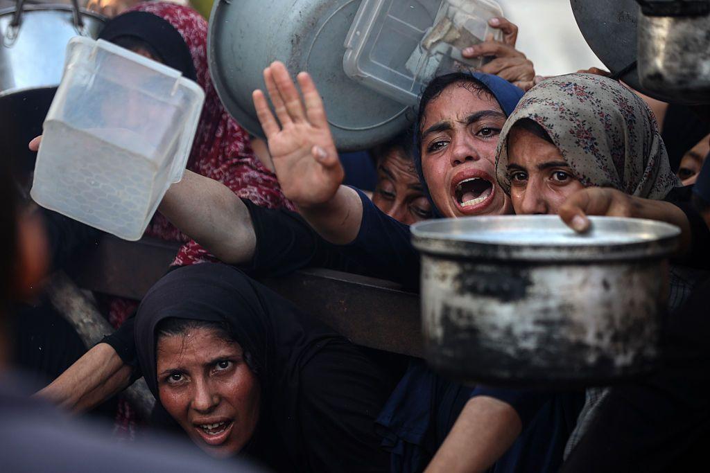 غزاويون يصارعون للحصول على الطعام - Getty Images