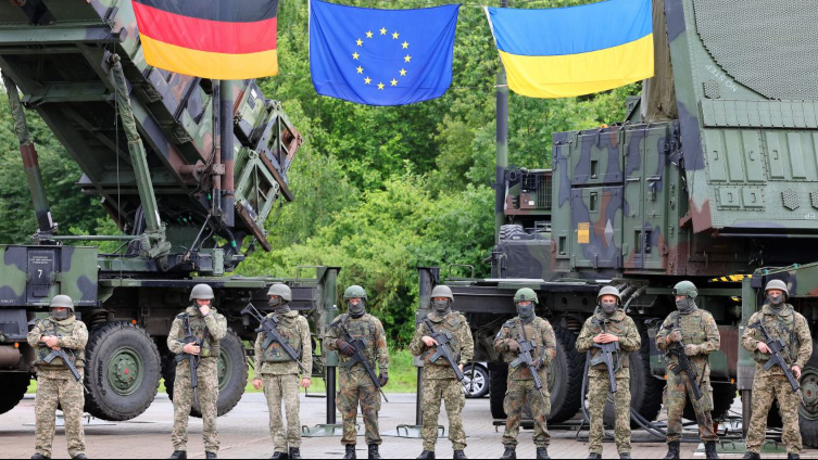 جنود ألمان وأوكرانيون يقفون أمام منظومة باتريوت الدفاعية الجوية - Getty Images