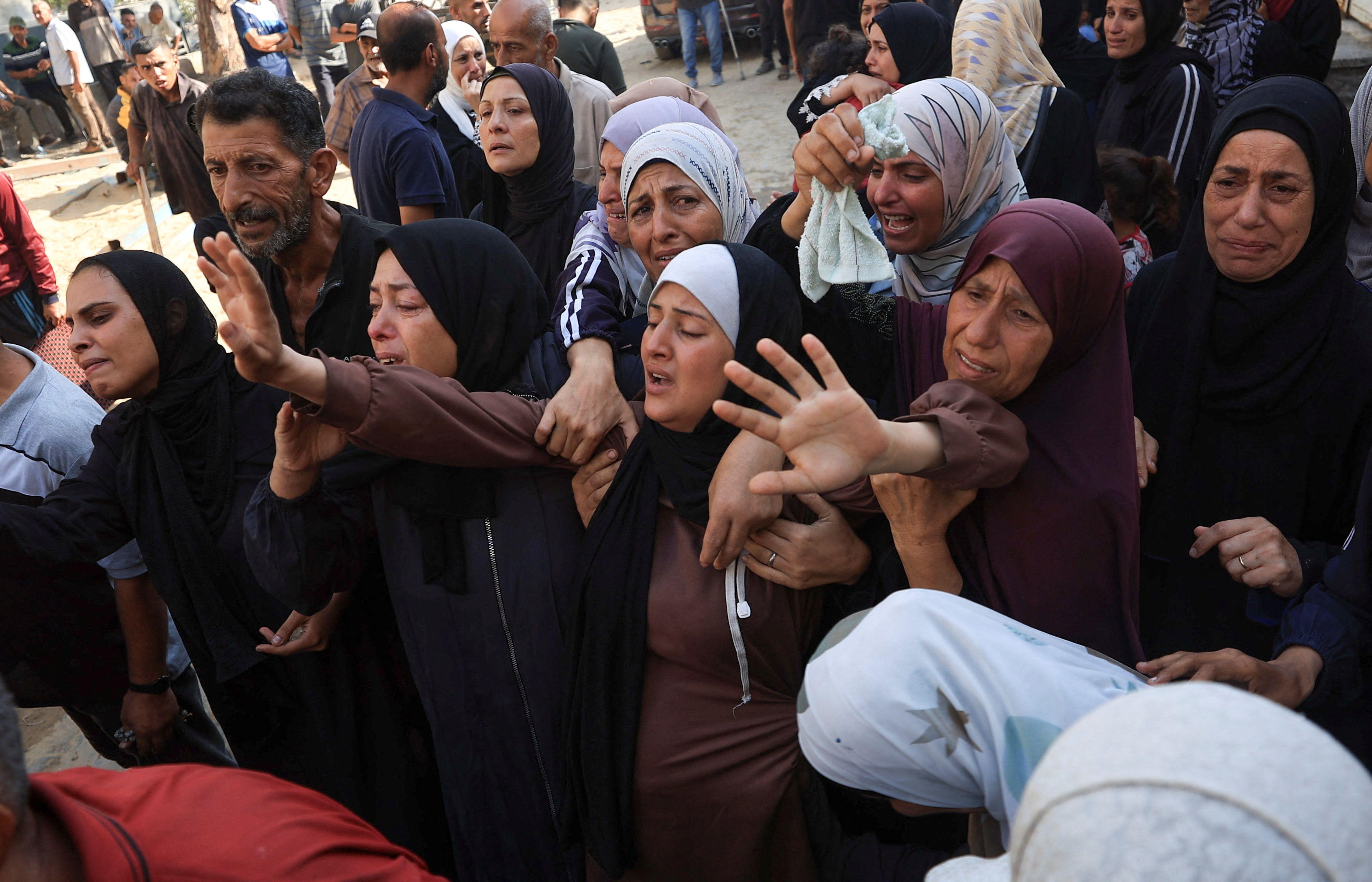 سيدات يودعن ذويهن الذين قتلوا بنيران إسرائيلية أثناء محاولتهم تلقي المساعدة يوم الأحد وآخرين قتلوا في غارات ليلية، في مستشفى الشفاء في مدينة غزة، 25 أغسطس 2025. - Reuters