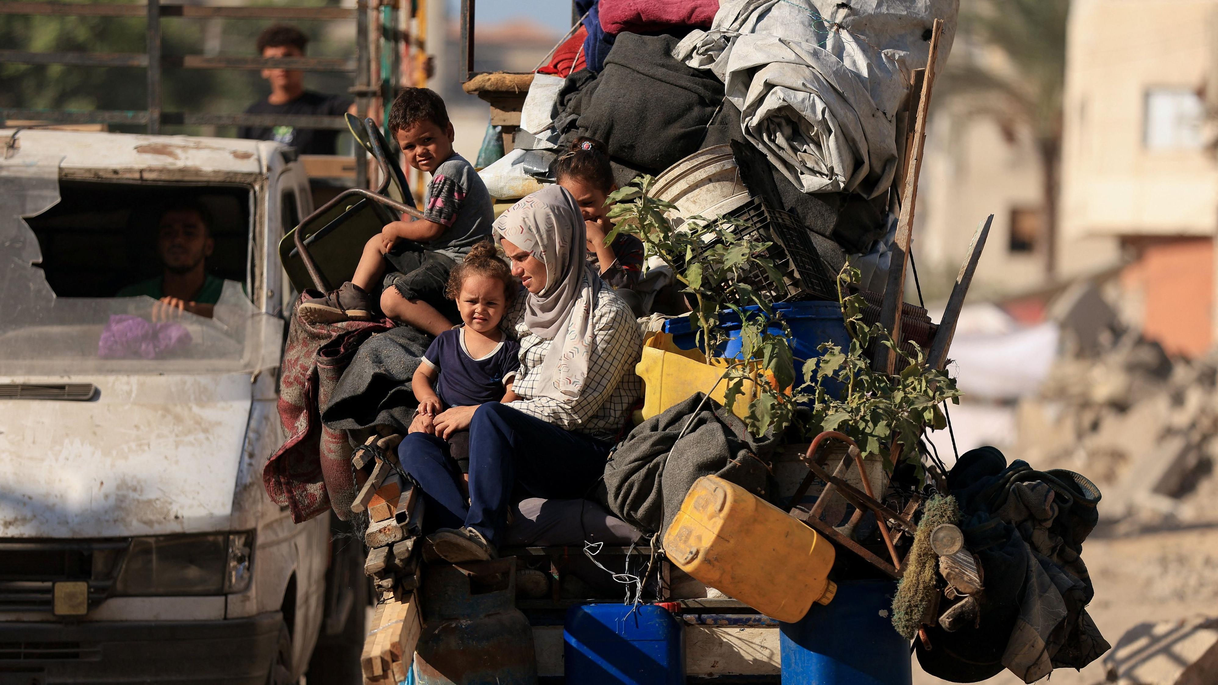 فلسطينيون ينزحون من مدينة غزة في 10 سبتمبر/أيلول 2025 - Reuters