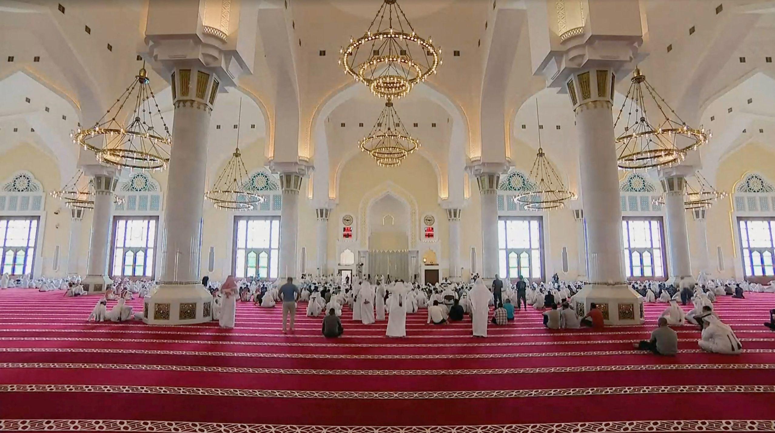 يشارك الناس في جنازة أقيمت لأولئك الذين قُتلوا في الهجوم الإسرائيلي في الدوحة، بمن فيهم العريف بدر سعد محمد الحميدي الدوسري، أحد أفراد قوة الأمن الداخلي، في مسجد الشيخ محمد بن عبد الوهاب في الدوحة، قطر، 11 سبتمبر 2025. - Reuters