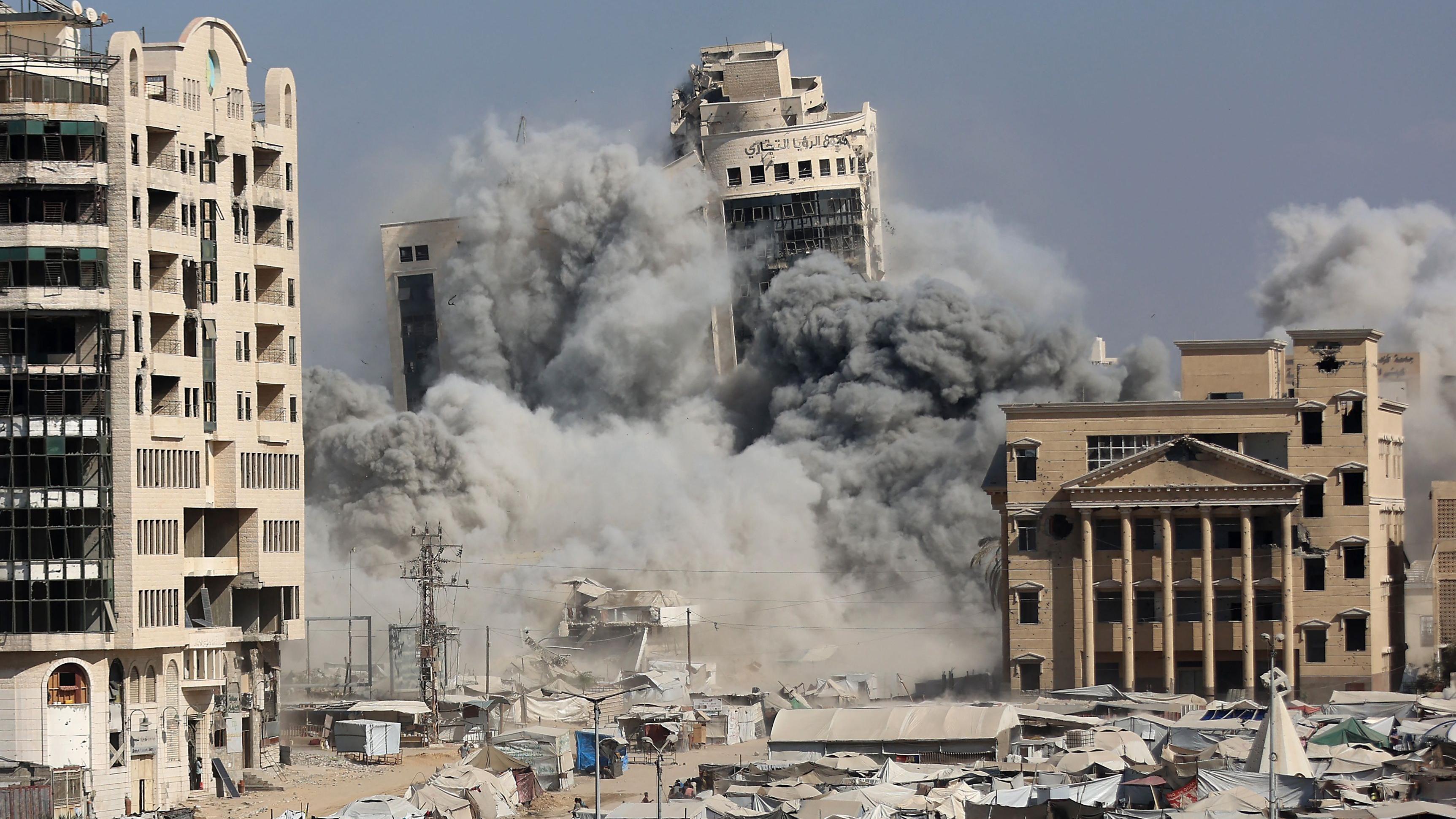 انهيار برج الرؤيا في منطقة الرمال في مدينة غزة وسط دخان كثيف جراء قصف إسرائيلي، في 8 سبتمبر/أيلول 2025. - AFP via Getty Images