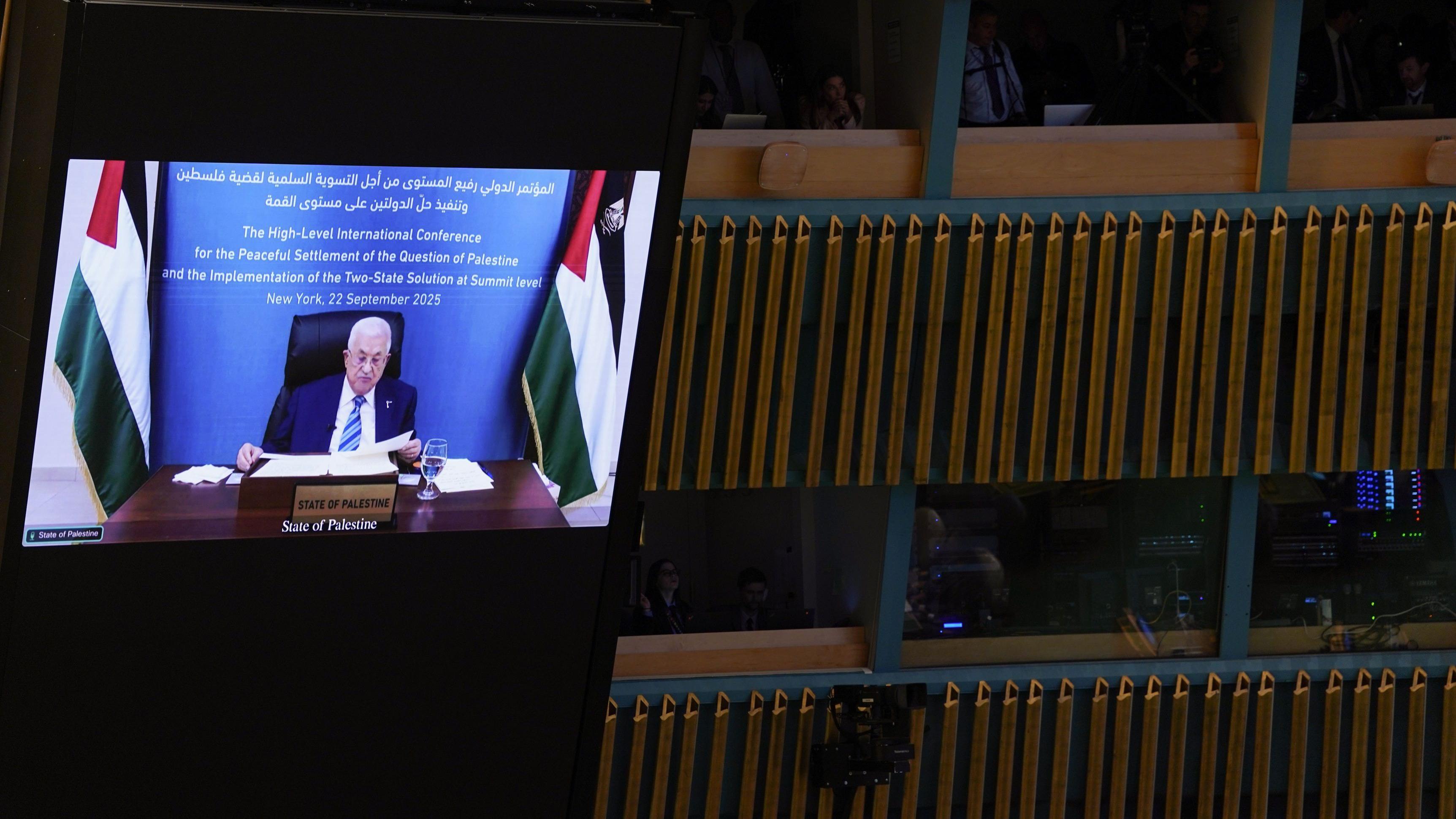 رئيس السلطة الفلسطينية محمود عباس، على الشاشة، خلال كلمة له في مؤتمر بشأن حل الدولتين في نيويورك في 22 سبتمبر/ أيلول الجاري - Bloomberg via Getty Images