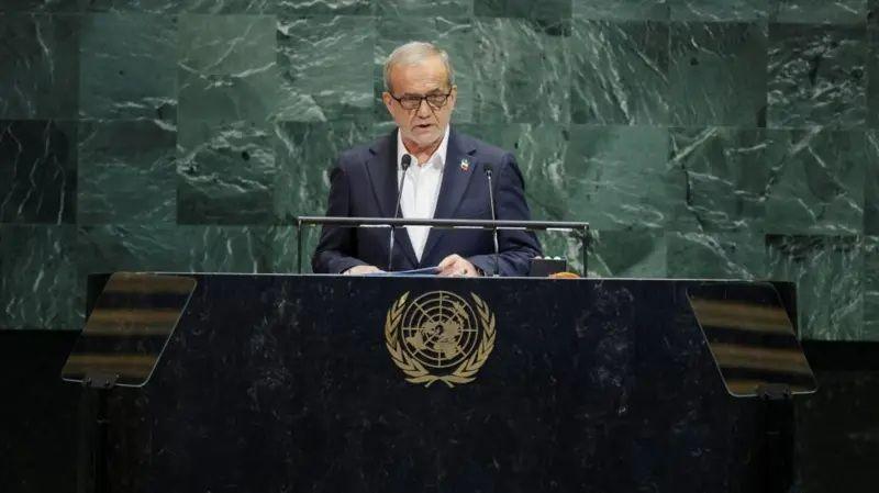 الرئيس الإيراني مسعود بزشكيان يتحدث أمام الجمعية العامة للأمم المتحدة - Reuters