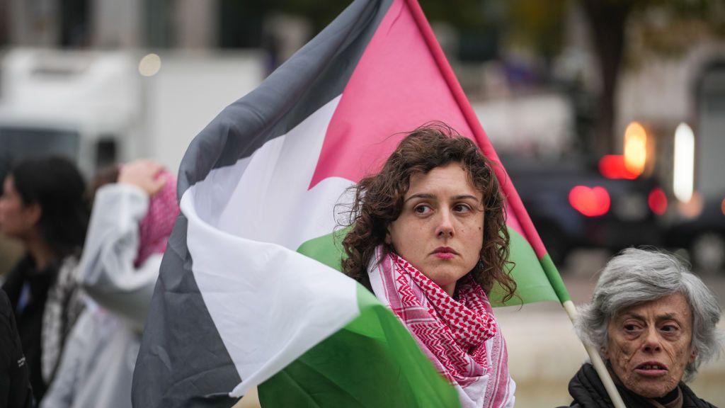 متظاهرون يحملون أعلام فلسطين في تظاهرة في لشبونة، البرتغال - Getty Images