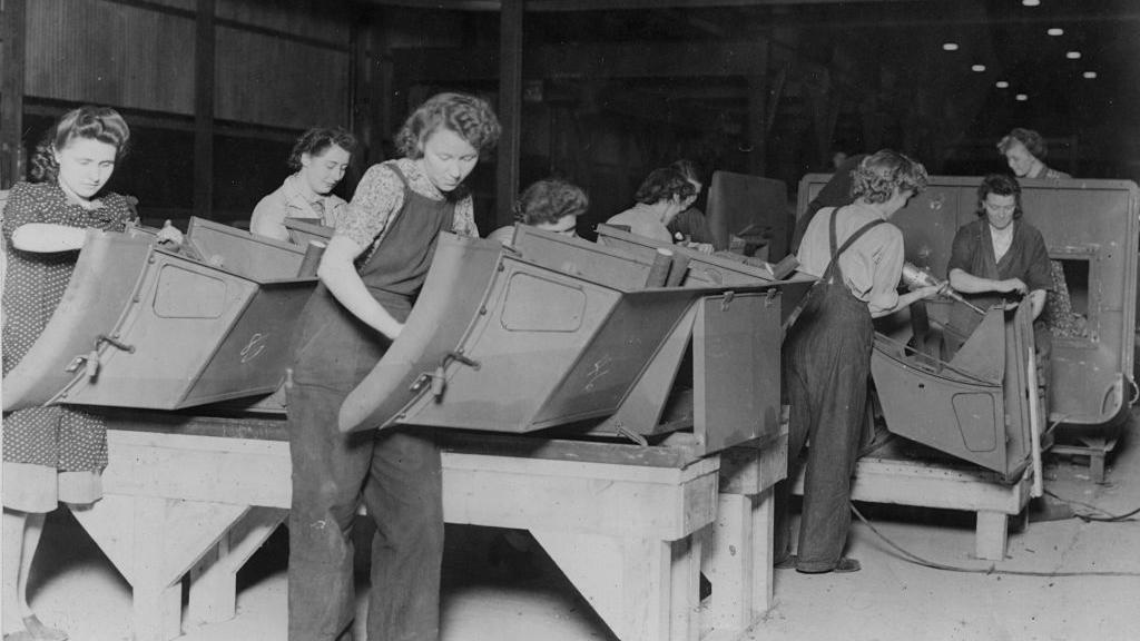 عاملات مصنع فورد خلال الحرب العالمية الثانية. - Getty Images