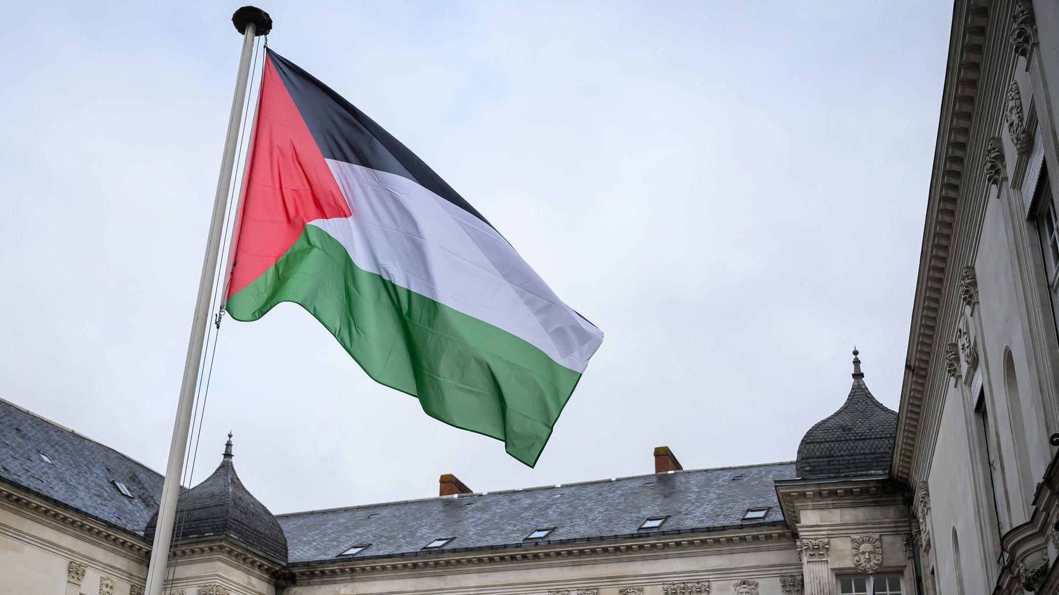 يرفرف العلم الفلسطيني عند مدخل بلدية نانت، في اليوم الذي تعتزم فيه فرنسا الاعتراف بدولة فلسطين في الأمم المتحدة في 22 سبتمبر/أيلول 2025. - Getty Images