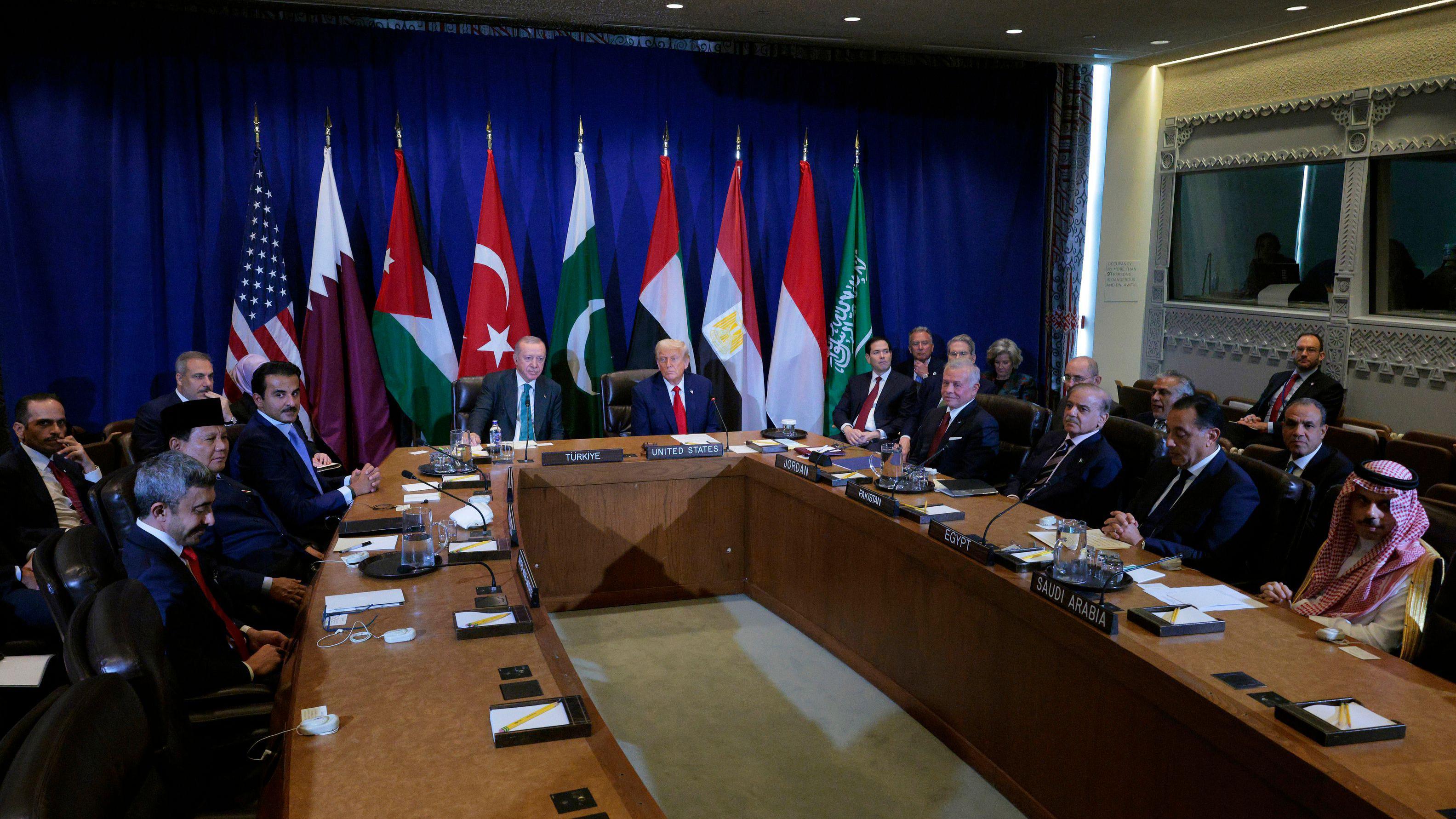 صورة تجمع الرئيس الأمريكي، دونالد ترامب، مع عدد من القادة العرب والمسلمين. - Getty Images