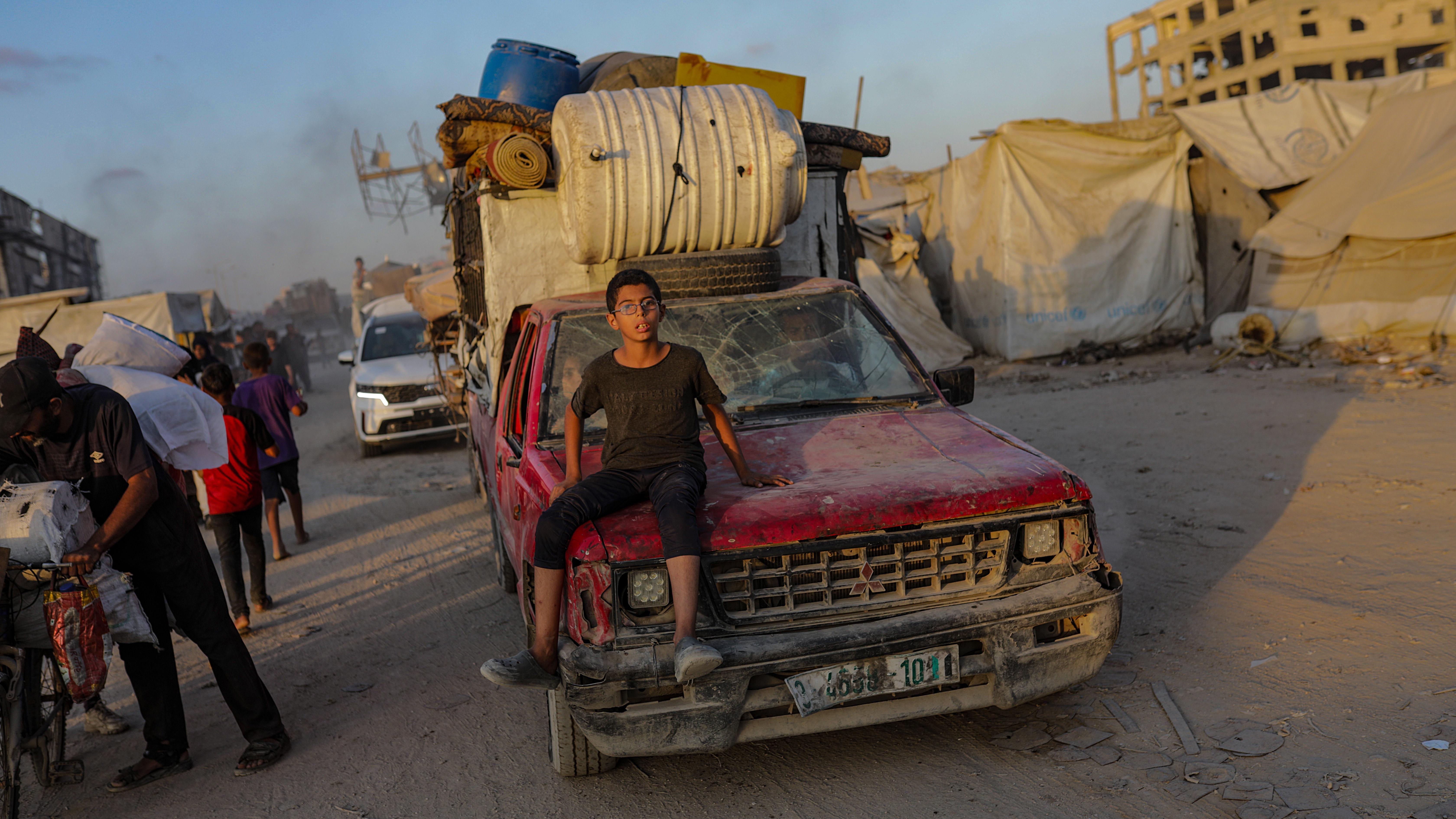 فلسطينيون يفرون من مدينة غزة وسط العملية العسكرية الإسرائيلية - 28 سبتمبر أيلول 2025 - EPA