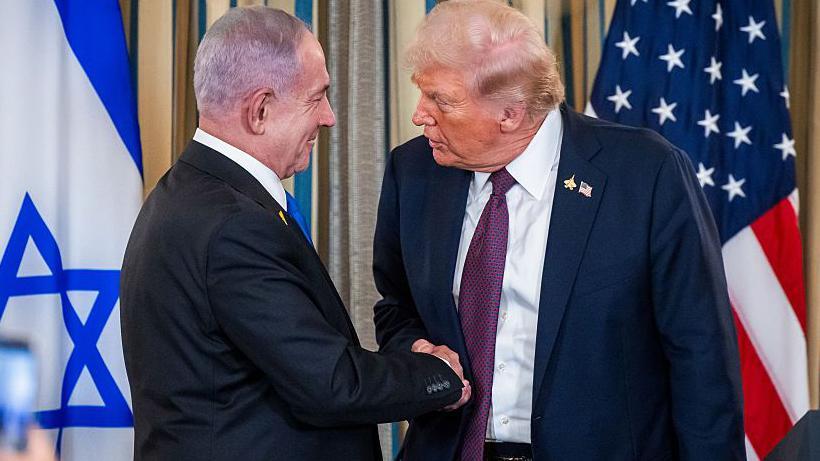 الرئيس الأمريكي دونالد ترامب (على اليمين) ورئيس الوزراء الإسرائيلي بنيامين نتنياهو يتصافحان خلال مؤتمر صحفي في البيت الأبيض في واشنطن العاصمة، الولايات المتحدة، يوم الاثنين 29 سبتمبر/أيلول 2025. - Getty Images