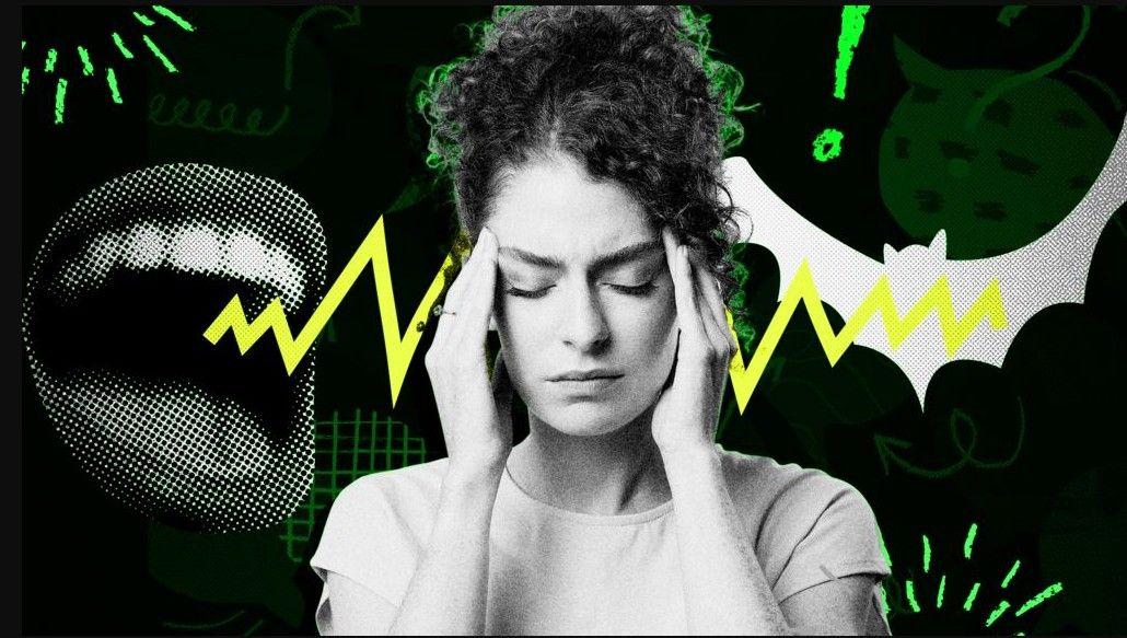 امرأة تضع يديها على جبينها وعيناها مغلقان. - BBC