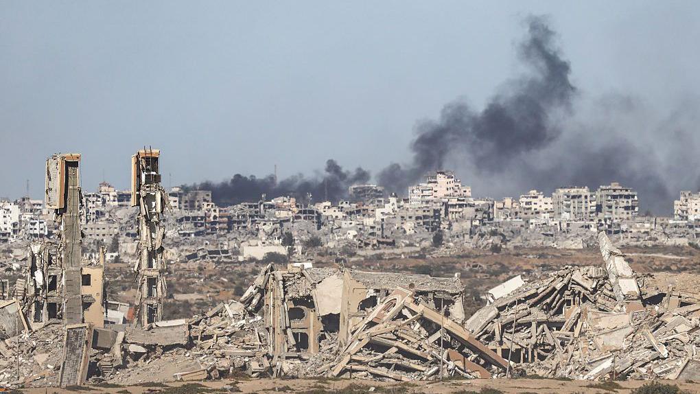 دمار مبان في قطاع غزة جراء غارات اسرائيلية، ودخان يتصاعد. - Getty Images