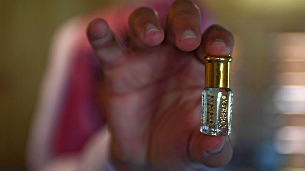 سلمان، أحد أفراد عائلة بن سلمان، يزن الورود أثناء عملية التقطير في مزرعة العائلة بمدينة الطائف السعودية، في 13 مارس/آذار 2021. مزرعة العائلة مفتوحة للزوار، وتقدم تجربة ريفية متكاملة، تشمل مشاهدة التقليد العريق لاستخراج ماء وزيت الورد من ورد الطائف، وهو مكون ثمين في صناعات التجميل والطهي وغيرها. وقد أصبح هذا الورد مرادفاً للمدينة نفسها، التي تُعرف محلياً باسم 