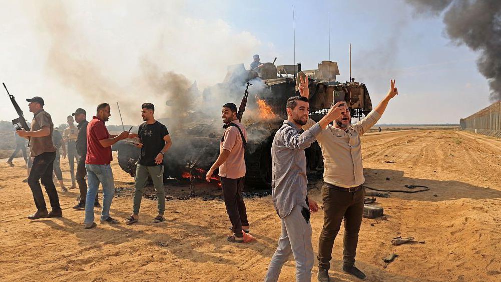 مسلحون فلسطينيون يستولون على دبابة إسرائيلية - AFP