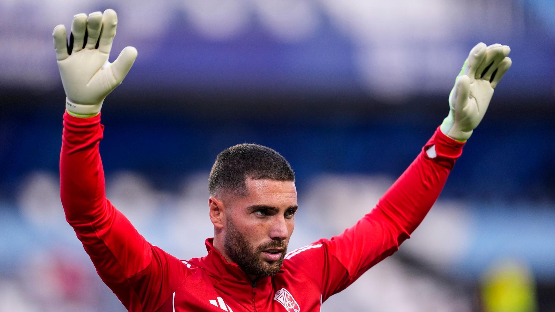 لوكا زيدان، لاعب نادي غرناطة، يُجري عمليات الإحماء خلال مباراة كرة قدم ضمن الدوري الإسباني