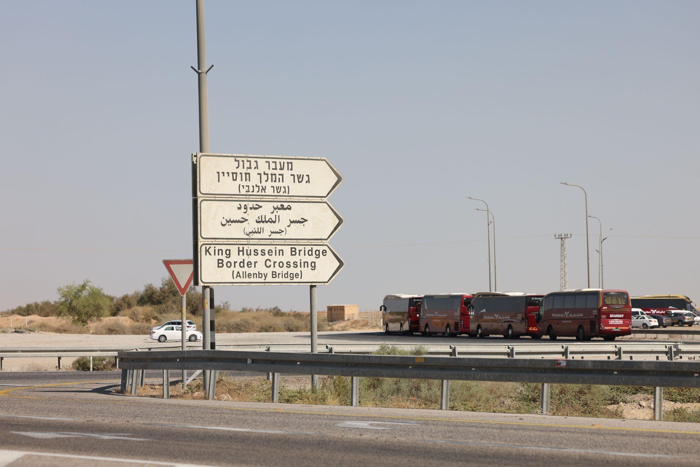 حافلات تقل فلسطينيين تنتظر عبور جسر اللنبي بين الضفة الغربية والأردن، 28 سبتمبر 2025. - EPA
