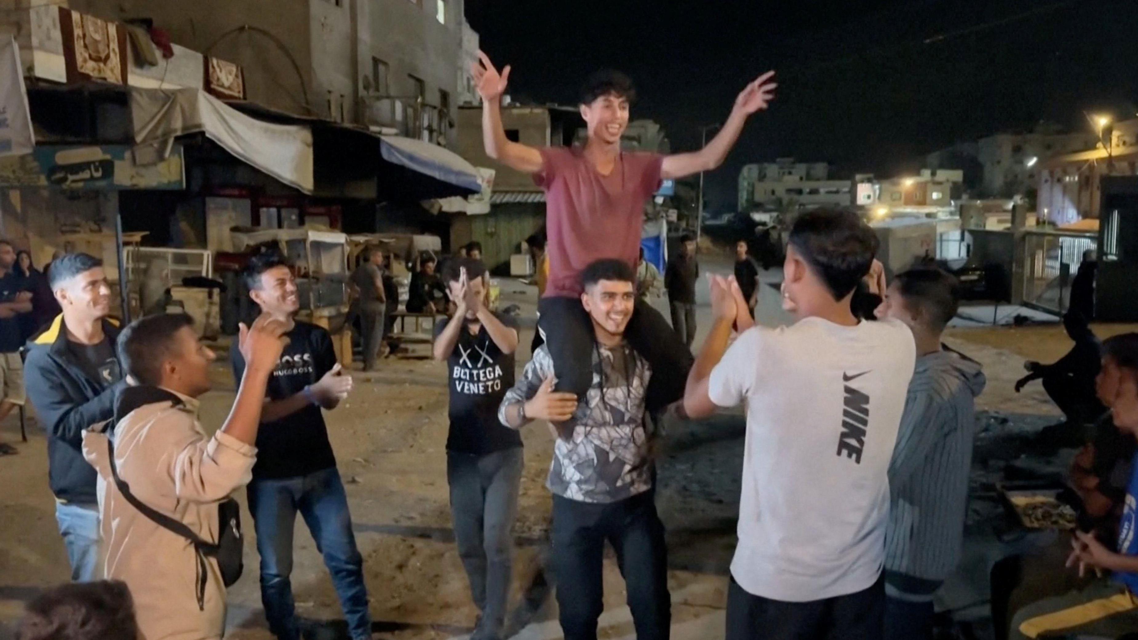 فلسطينيون يحتفلون - Reuters