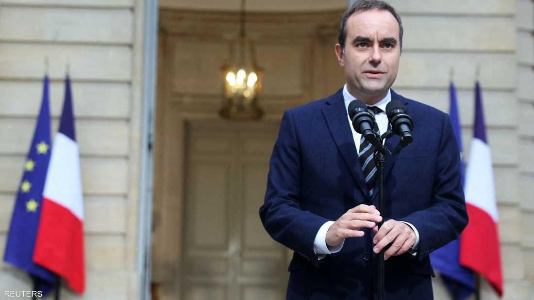 رئيس الوزراء الفرنسي سيباستيان ليكورنو، يقف خارج مقر إقامته متحدثا إلى الصحفيين عن استقالته وخلفه أعلام فرنسا والاتحاد الأووبي. - Reuters