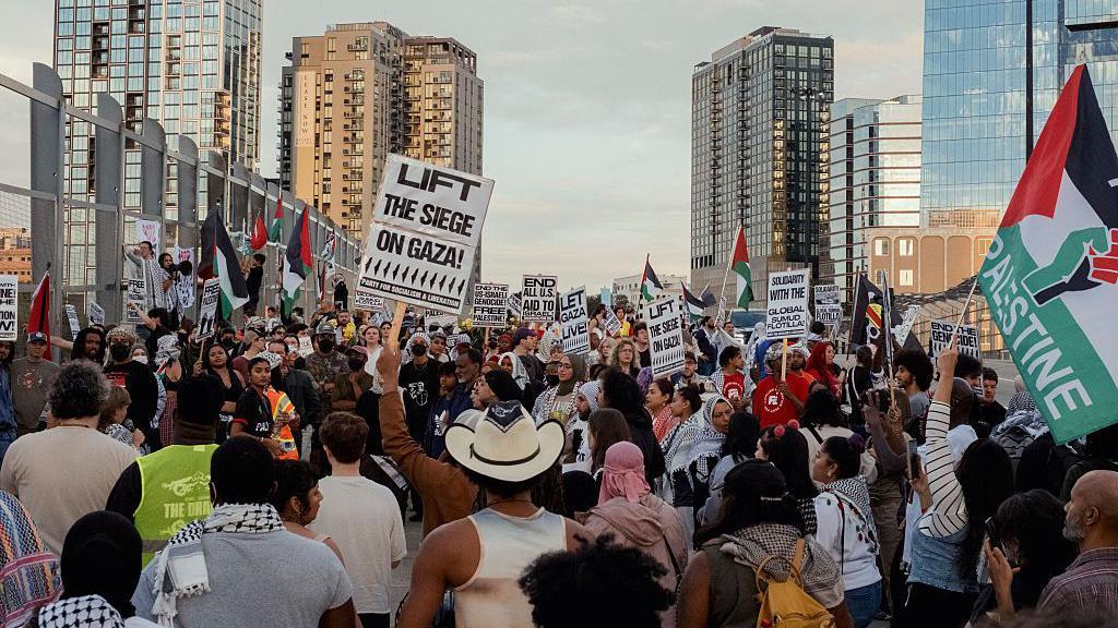 متظاهرون يرفعون شعارات تضامن مع سكان غزة في مدينة أتلانتا الأمريكية في 4 أكتوبر/تشرين الأول - Getty Images