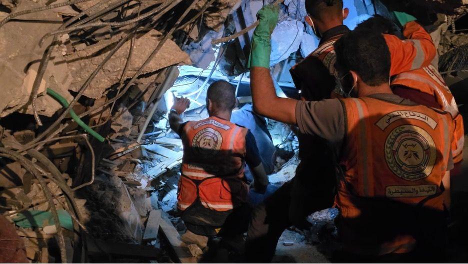 فرق الدفاع المدني في غزة تبحث عن جثمان المعلمة غادة رباح - BBC