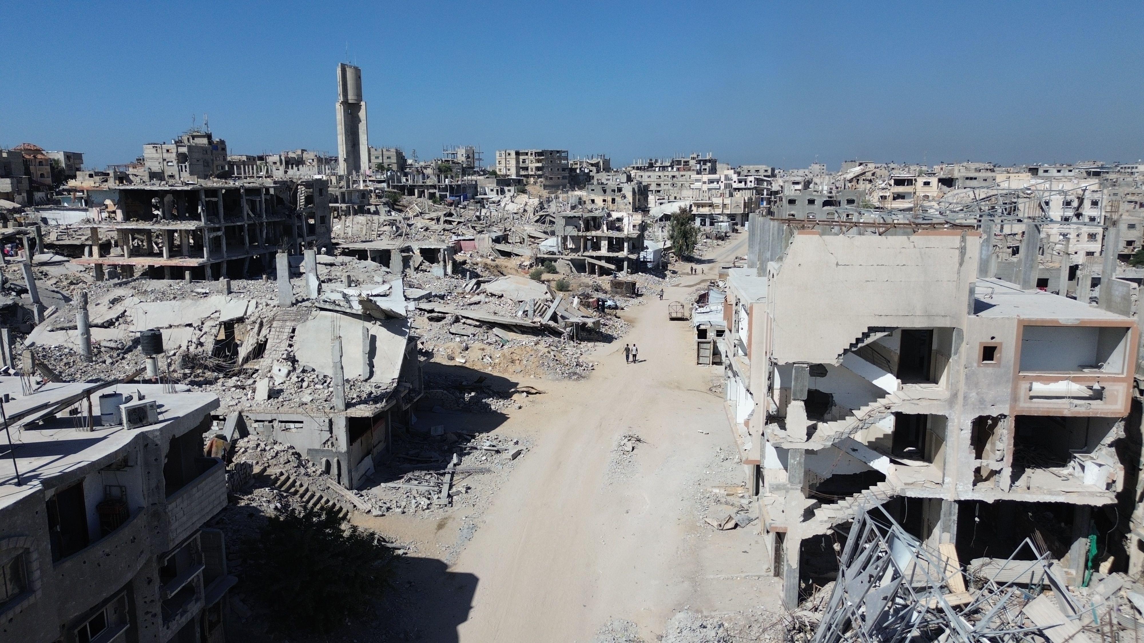 منظر جوي للدمار الذي أحدثه الجيش الإسرائيل في حي في خان يونس في جنوب قطاع غزة - Anadolu via Getty Images