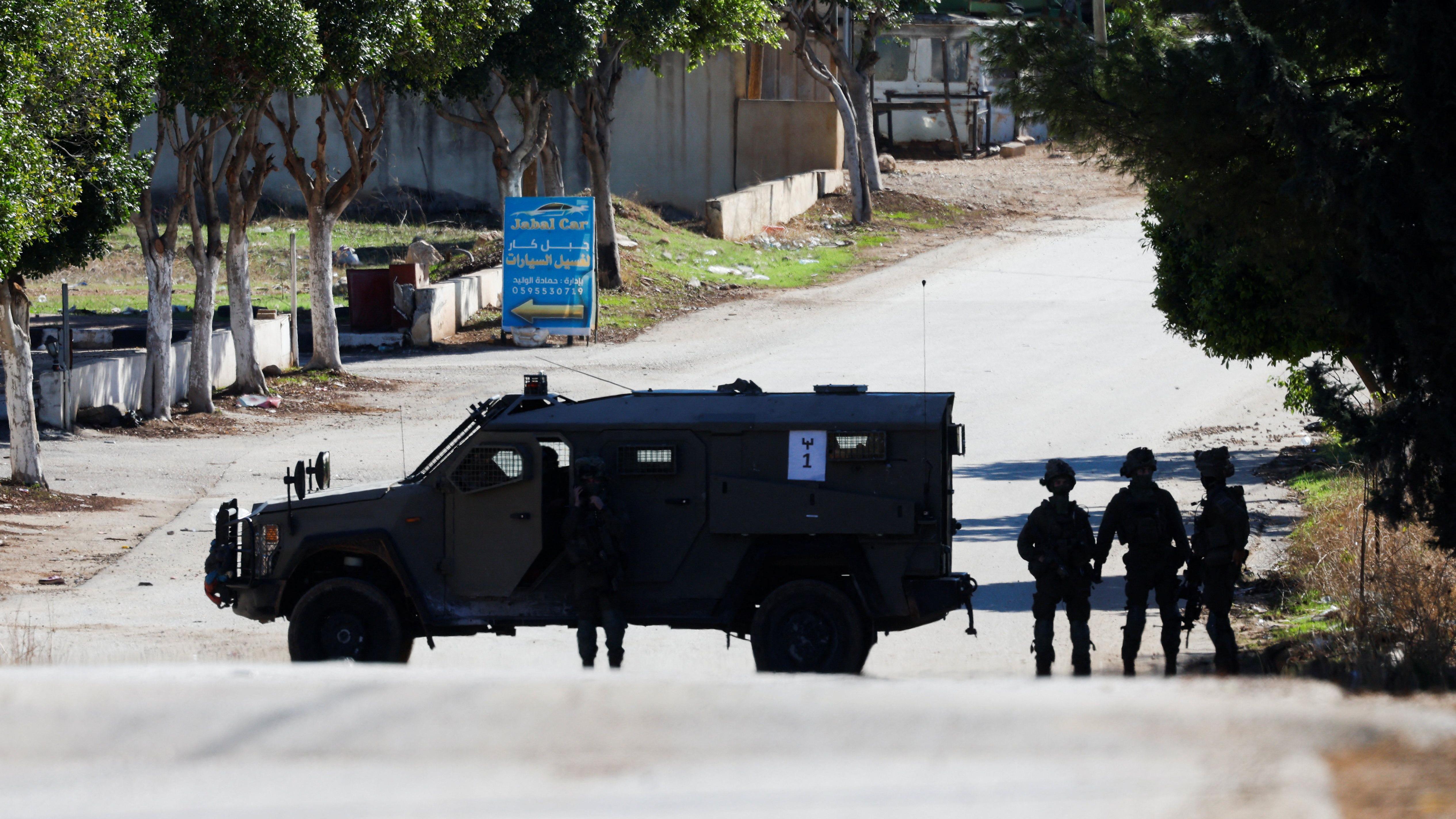 مركبة عسكرية إسرائيلية بالقرب من طوباس في الضفة الغربية المحتلة، 26 نوفمبر/تشرين الثاني 2025 - Reuters