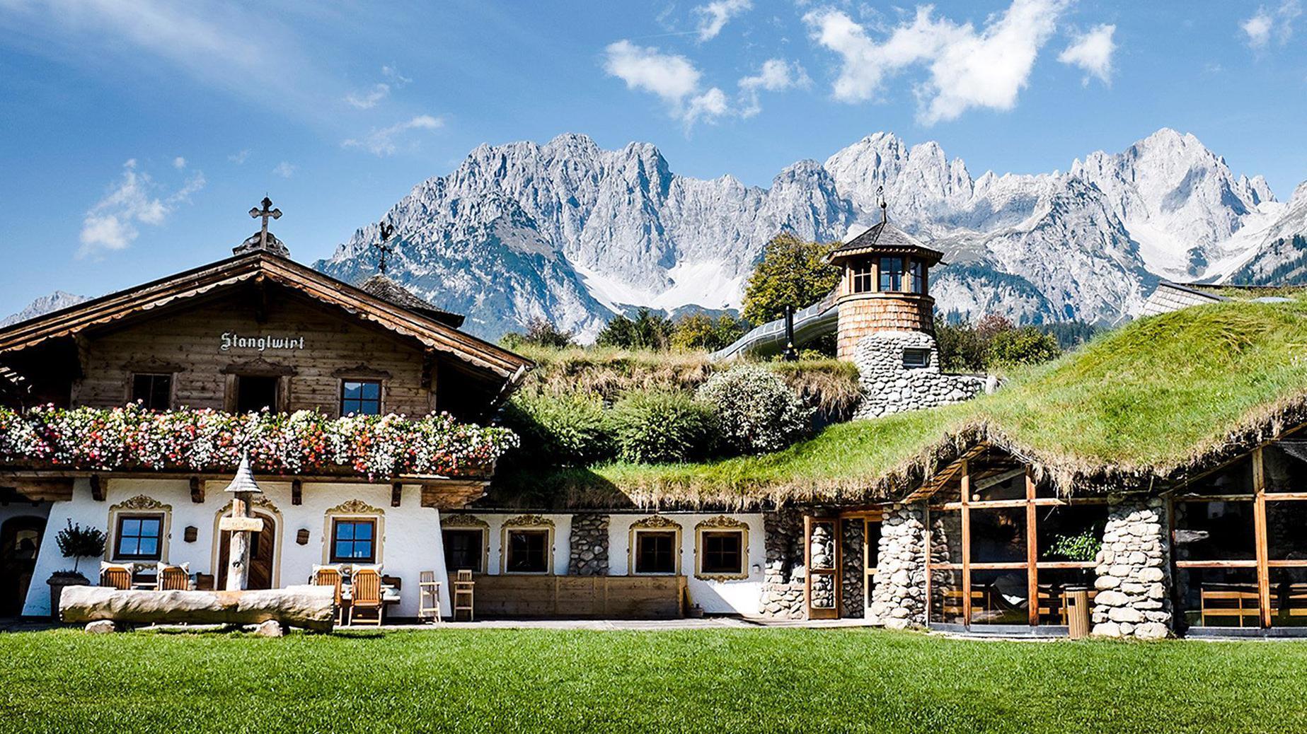 مبنى فوق ربوة خضراء - Stanglwirt