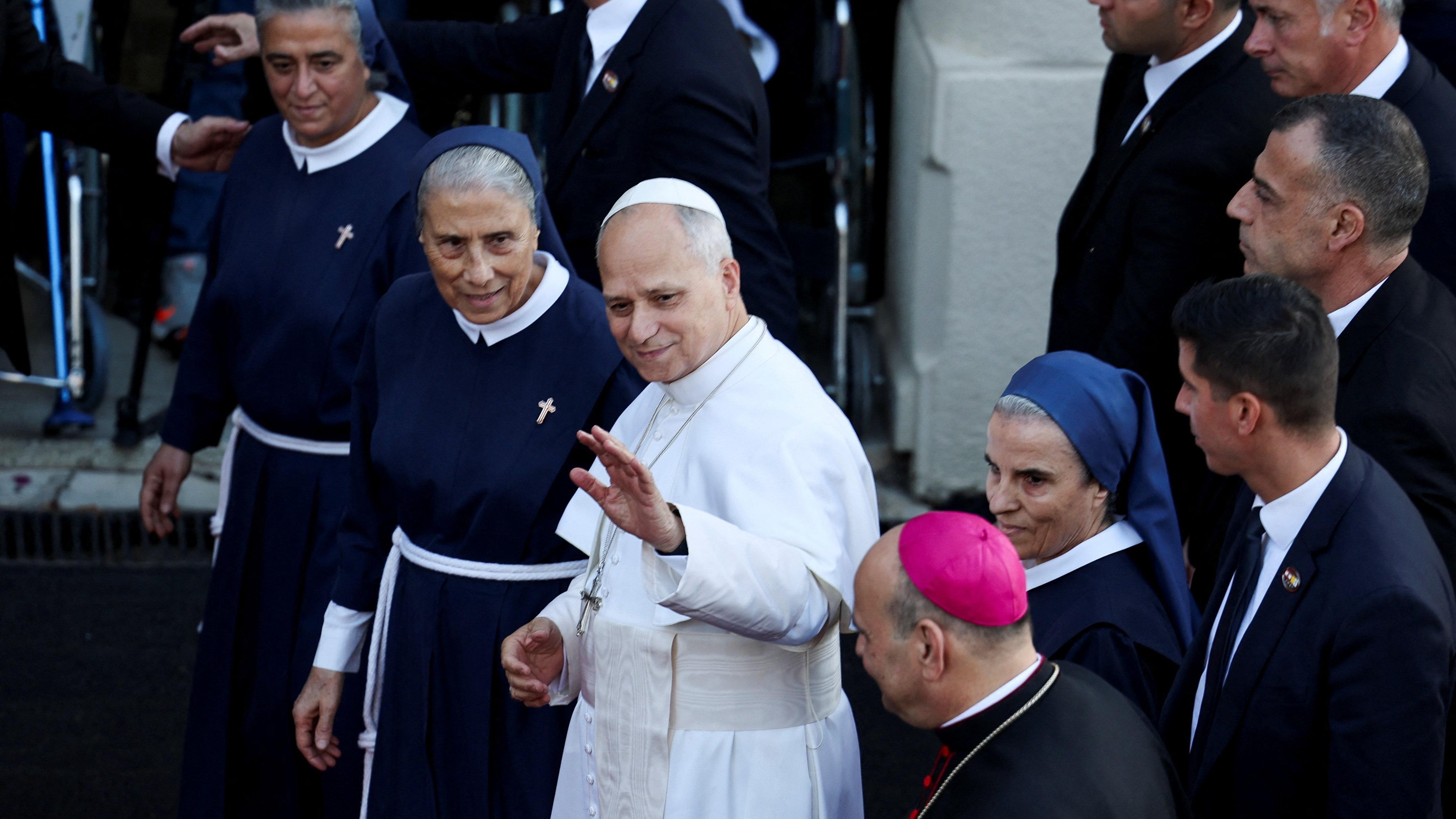 البابا لاون الرابع عشر يلوح بيده أثناء زيارته لمستشفى دي لا كروا للأمراض النفسية، خلال رحلته الرسولية الأولى، في جل الديب، لبنان، 2 ديسمبر/كانون الأول 2025. - Reuters