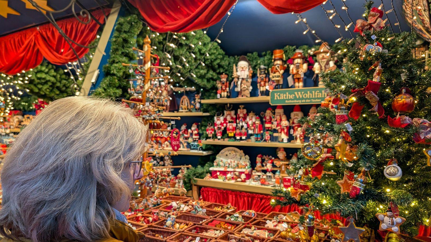 يستمتع السكان المحليون والسياح بأمسية في المدينة القديمة المضاءة بأجواء احتفالية وفي سوق عيد الميلاد في روتنبورغ أوب دير تاوبر، أنسباخ، فرانكونيا الوسطى، بافاريا، ألمانيا، في 7 ديسمبر/كانون الأول 2025. - Getty Images