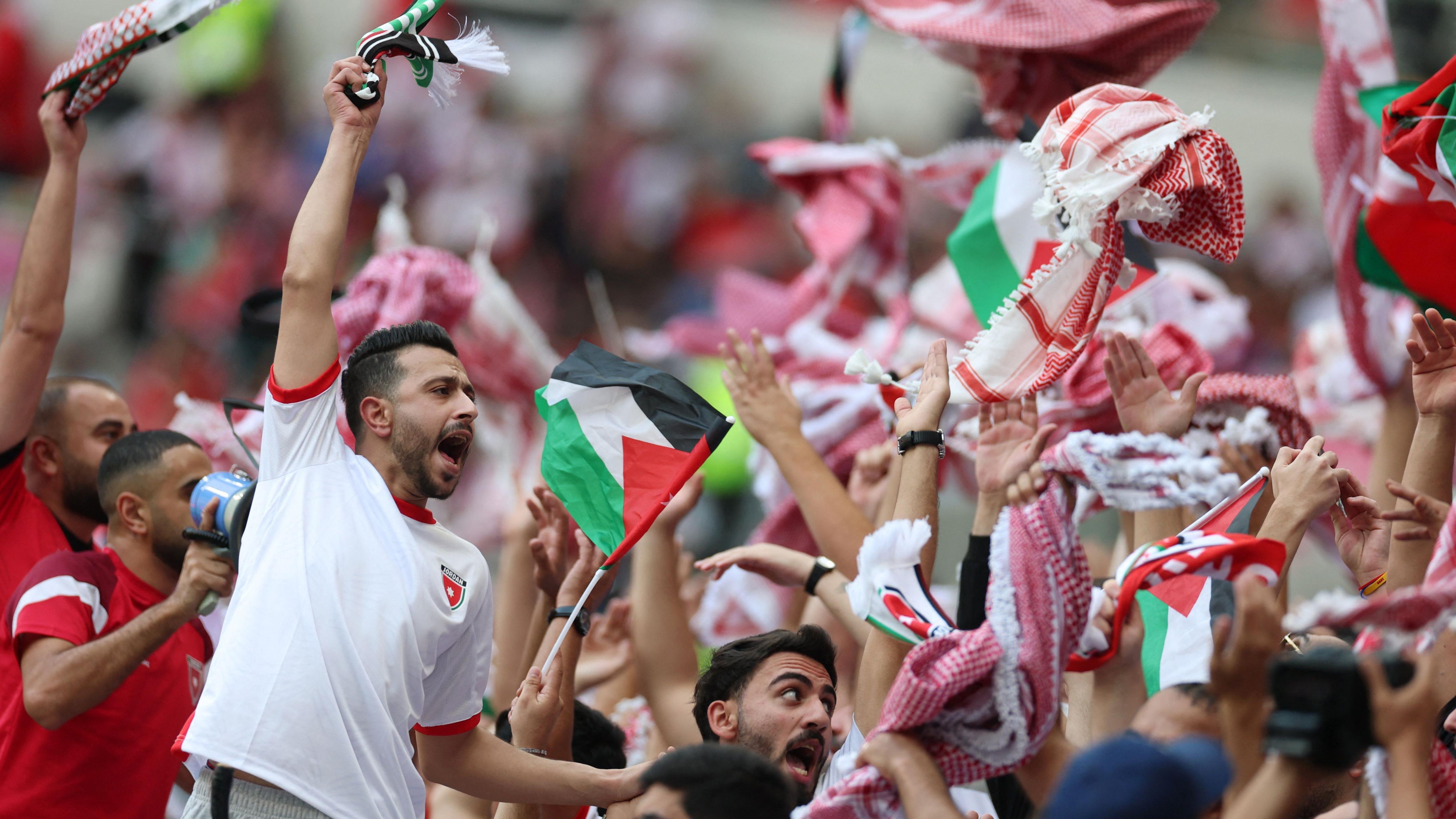 فرحة لدى الجمهور الأردني بهدف للأردن في شباك الكويت - Reuters