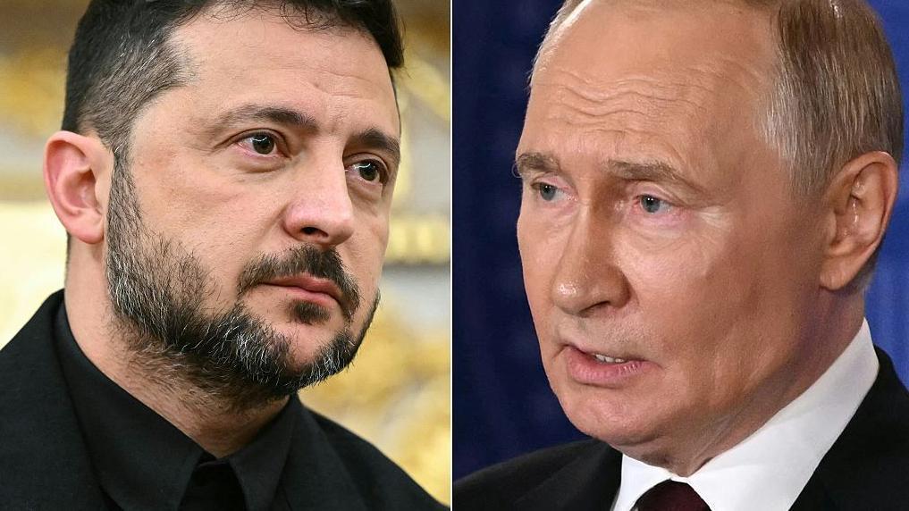 الرئيس الروسي فلاديمير بوتن (إلى اليمين) والرئيس الأوكراني فولوديمير زيلنسكي (إلى اليسار). - AFP via Getty Images