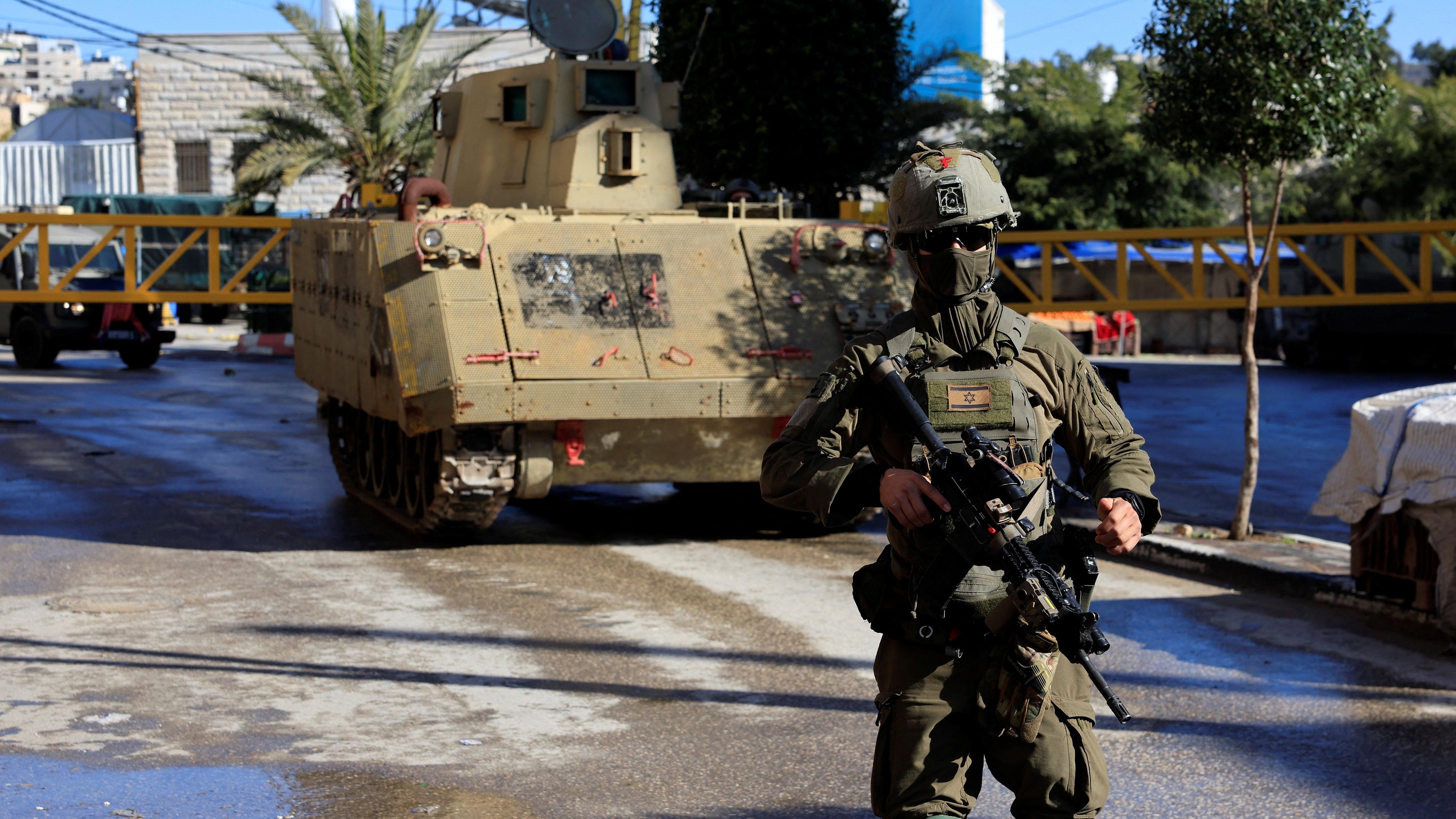 جندي من الجيش الإسرائيلي يتخذ خلال غارة إسرائيلية استمرت عدة أيام في الخليل بالضفة الغربية المحتلة. - Reuters