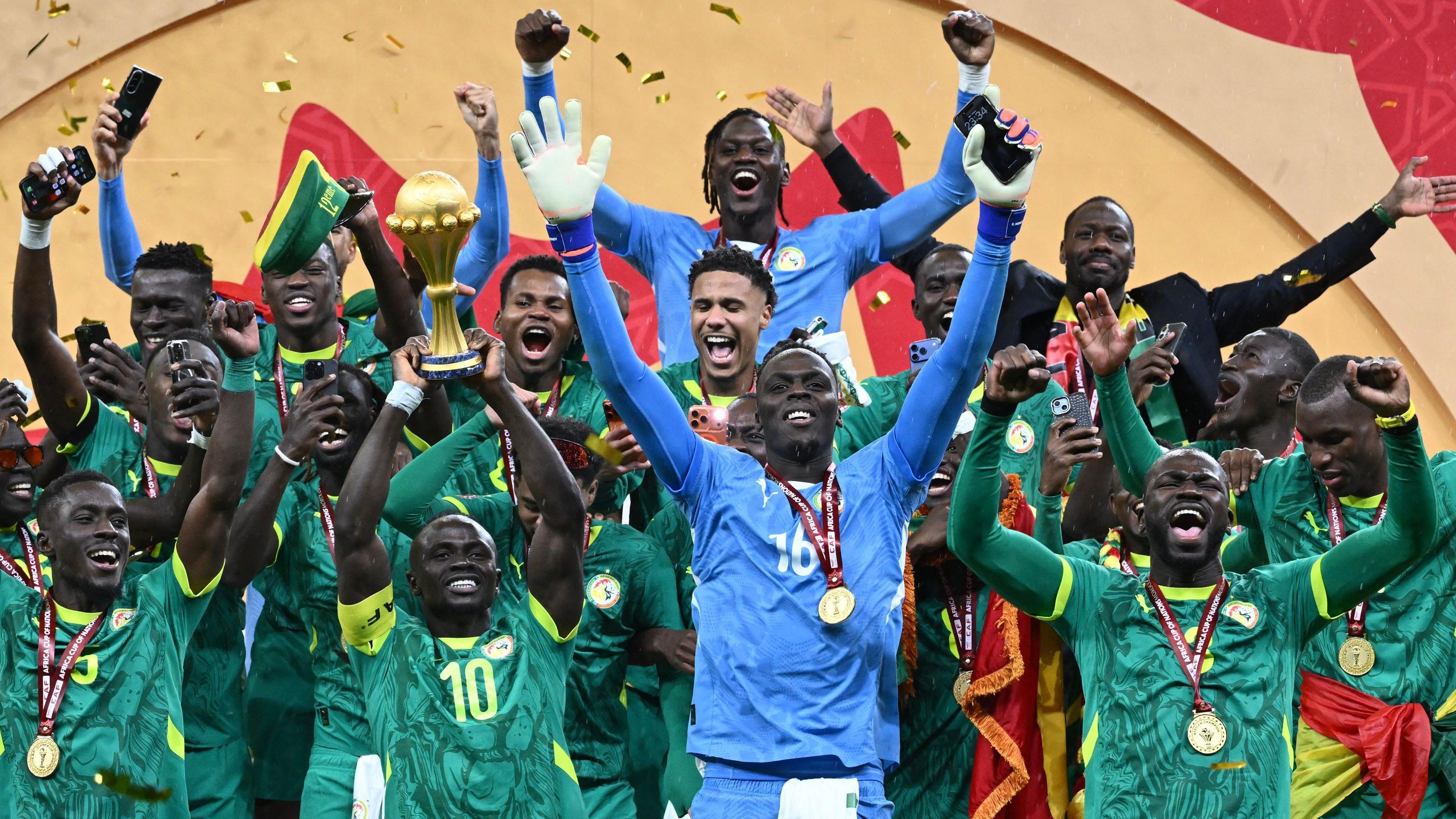 لحظة تتويج منتخب السنغال ببطولة كأس أمم أفريقيا لكرة القدم في الرباط ، وفيها يرفع قائد الفريق ساديو ماني الكأس في ملعب الأمير مولاي عبدالله - AFP via Getty Images
